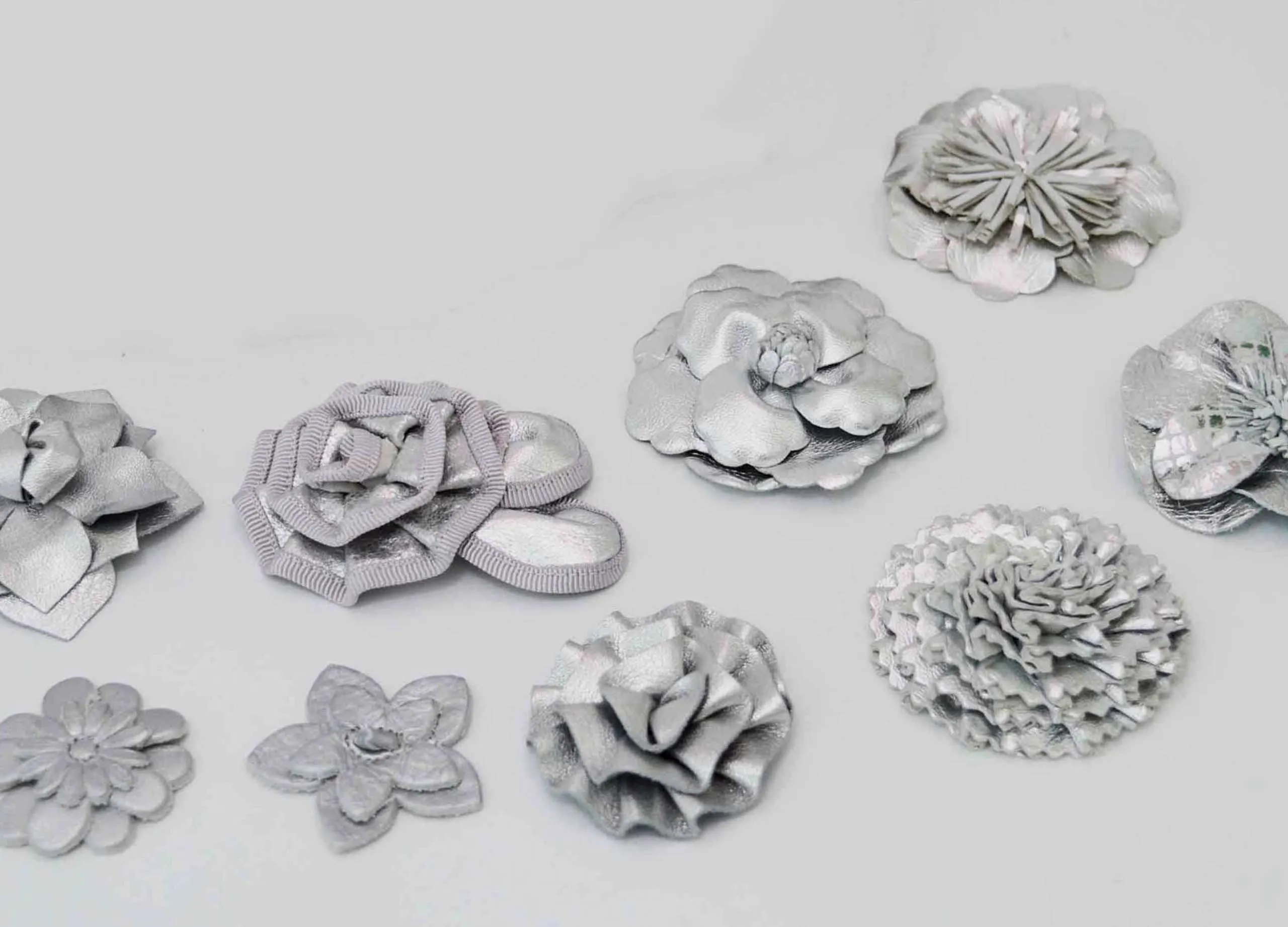 Adornos flor de piel en plata para zapatos