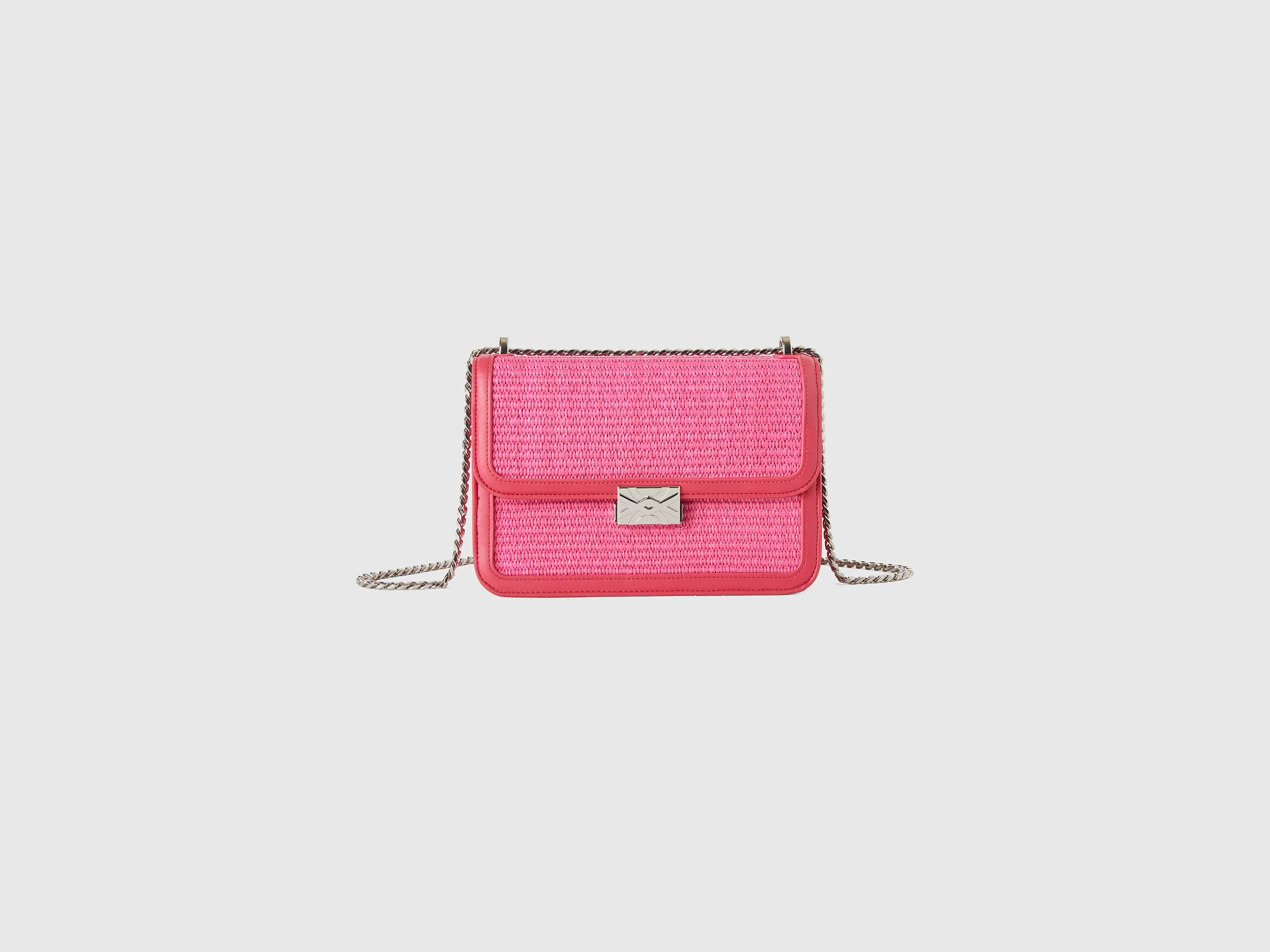Bolso mediano fucsia con efecto rafia