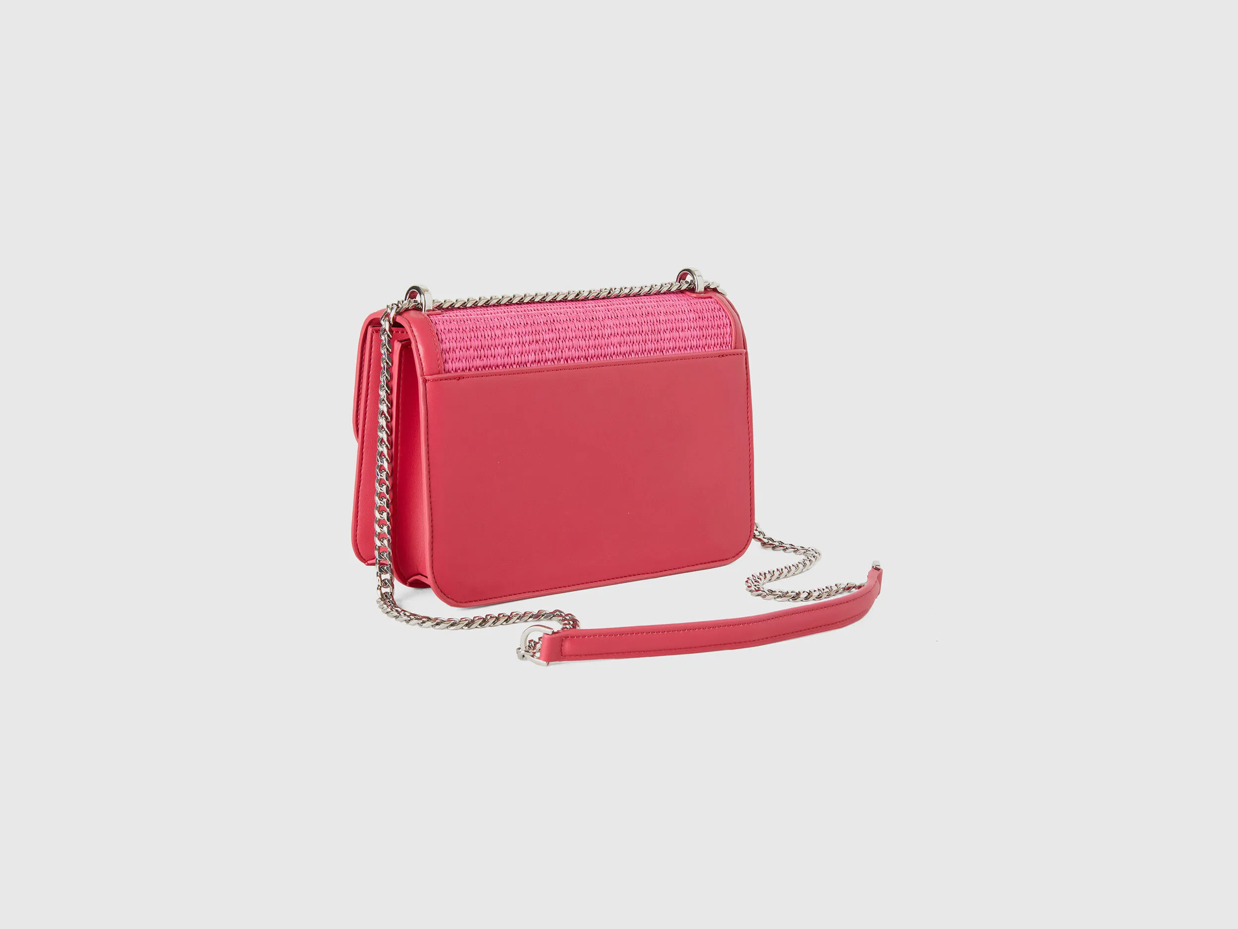 Bolso mediano fucsia con efecto rafia