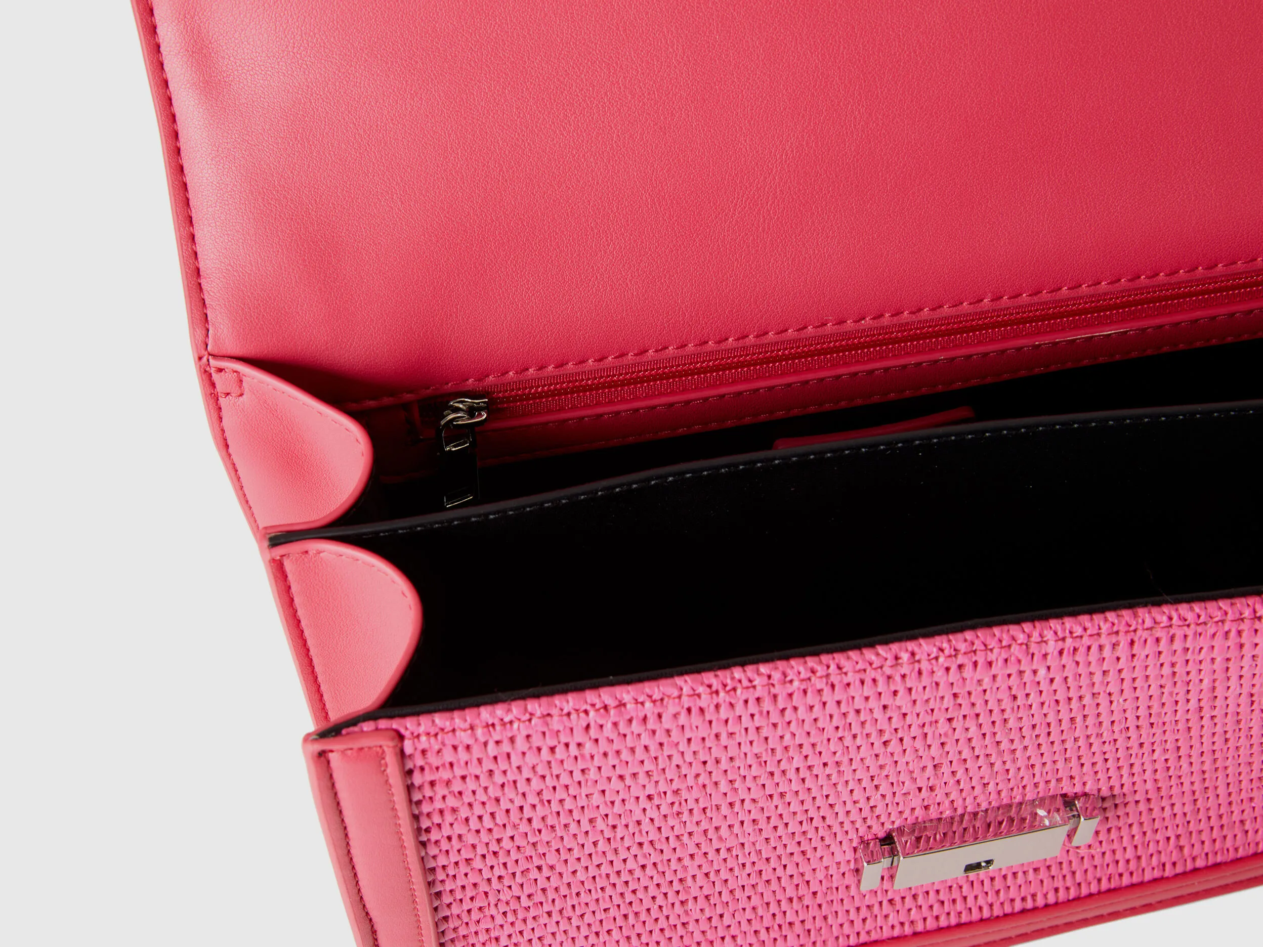 Bolso mediano fucsia con efecto rafia