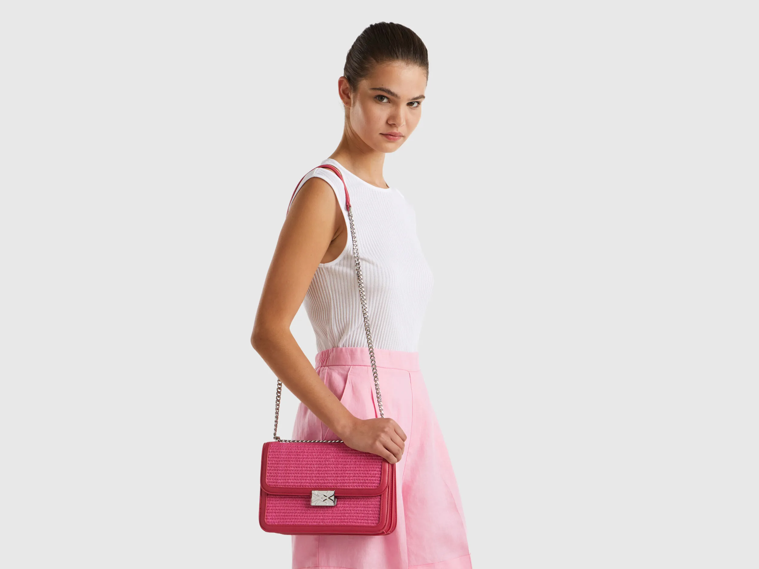 Bolso mediano fucsia con efecto rafia
