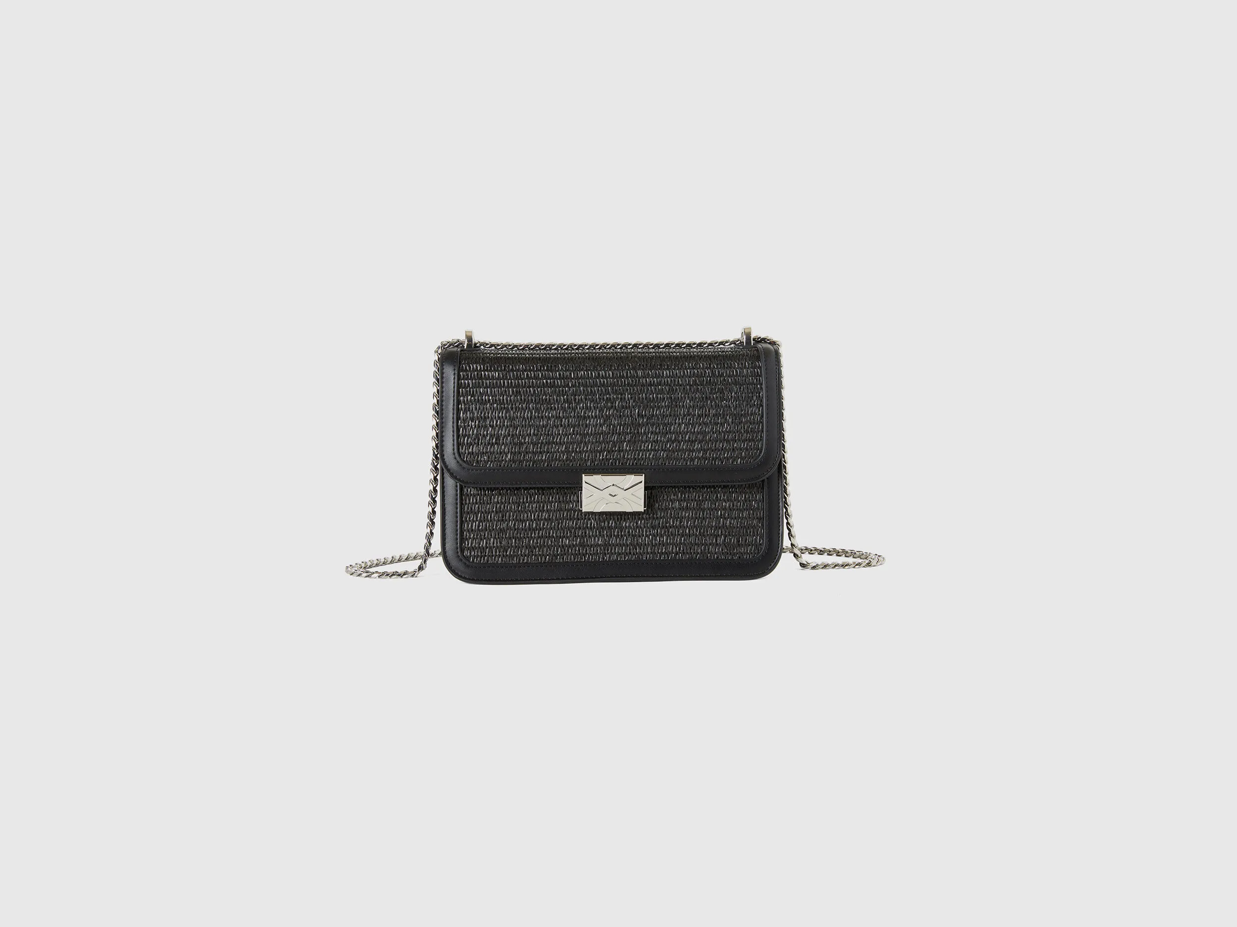 Bolso mediano negro con efecto rafia