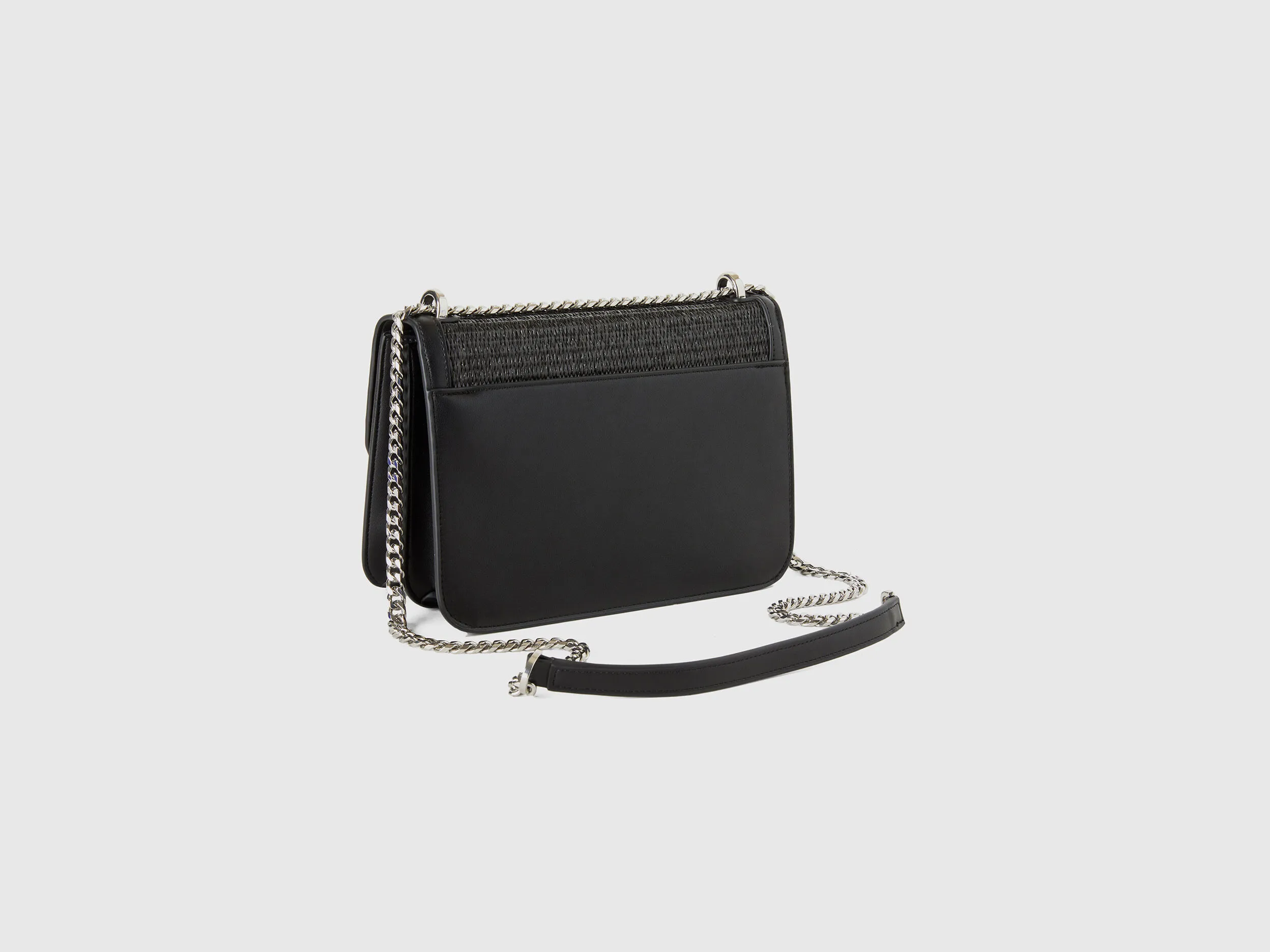 Bolso mediano negro con efecto rafia