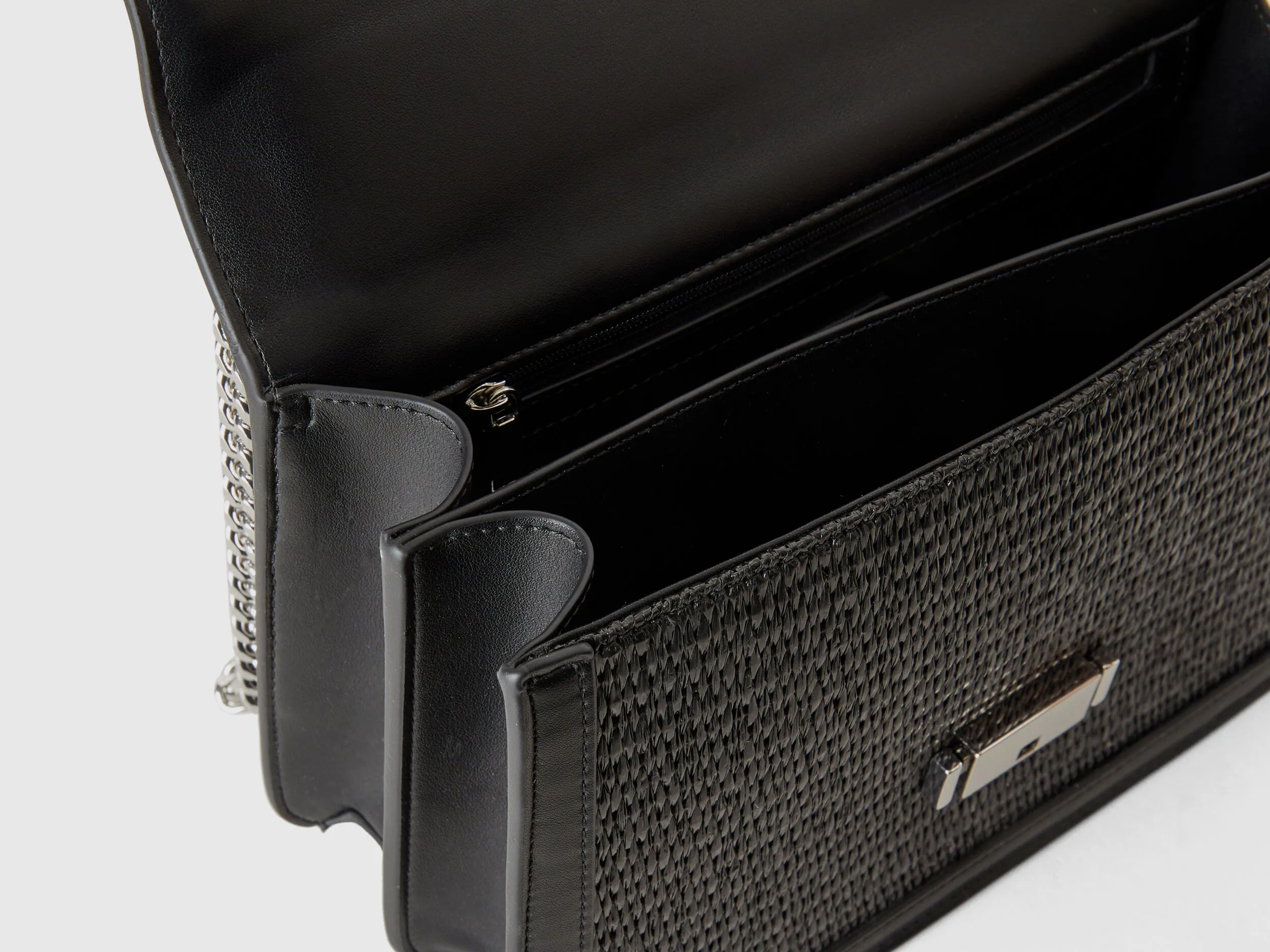 Bolso mediano negro con efecto rafia
