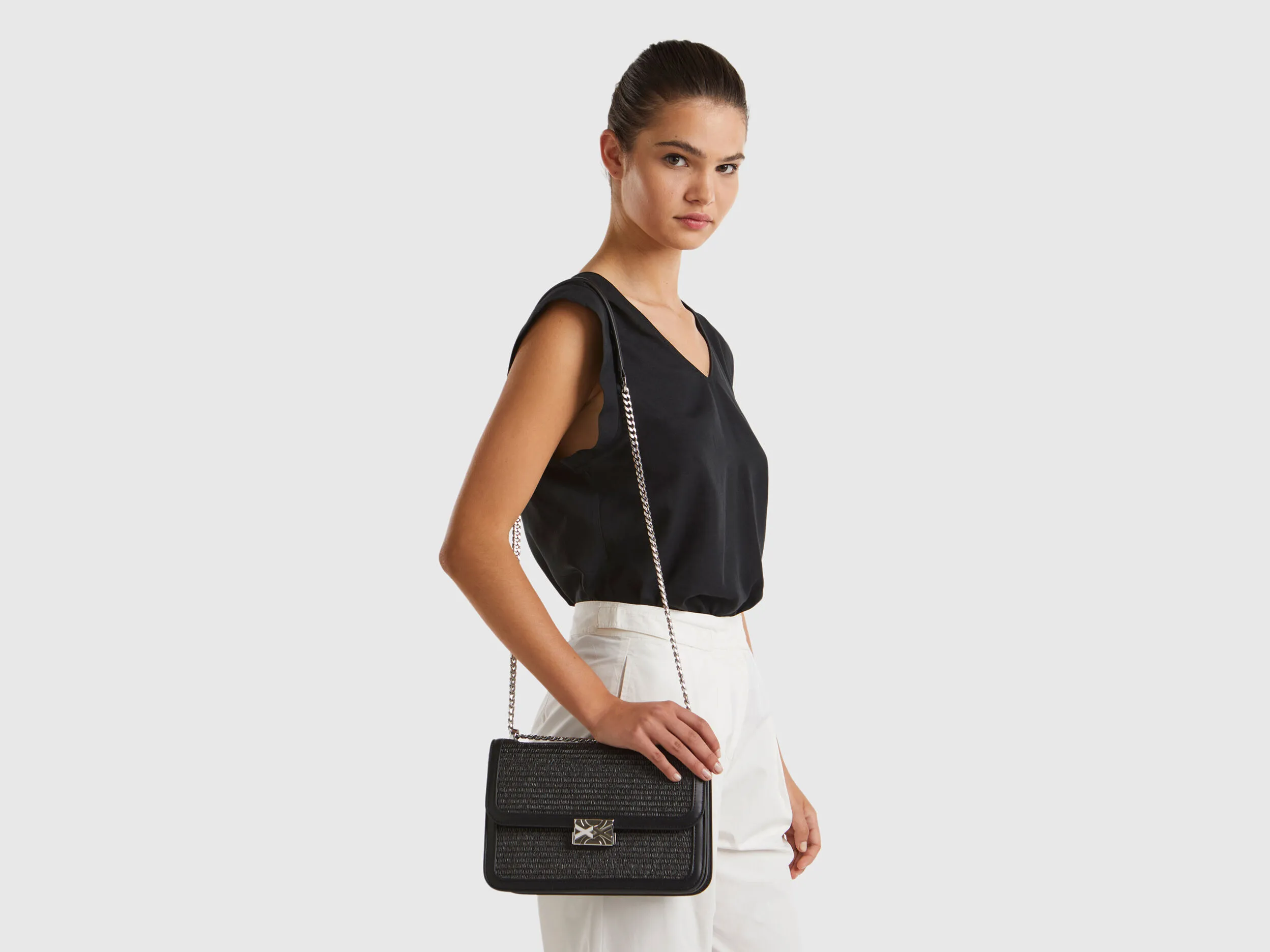 Bolso mediano negro con efecto rafia