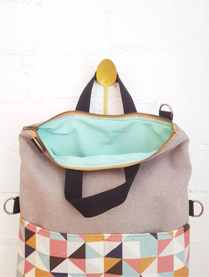 BOLSOMOCHILA GRIS PLATA CON TRIáNGULOS DE COLORES