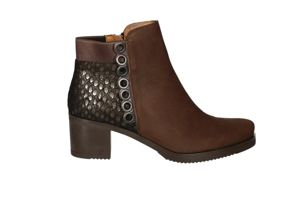 Botin Serraje Marron Trasera Grabado Avestruz