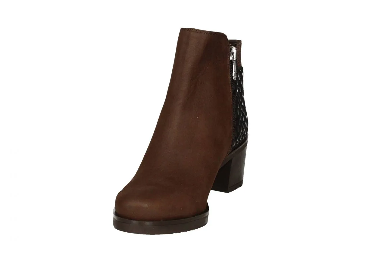 Botin Serraje Marron Trasera Grabado Avestruz