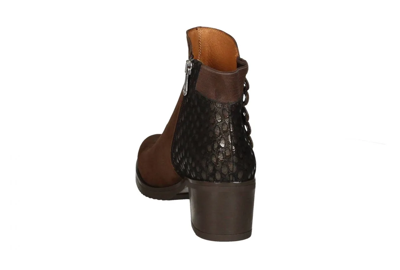 Botin Serraje Marron Trasera Grabado Avestruz