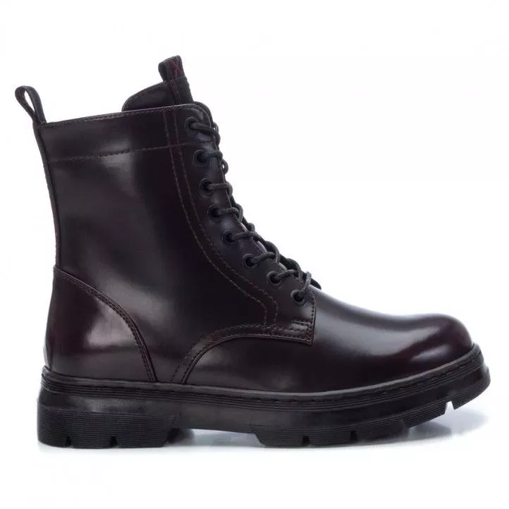 Botines planos Xti burdeos con poca plataforma y suela de goma