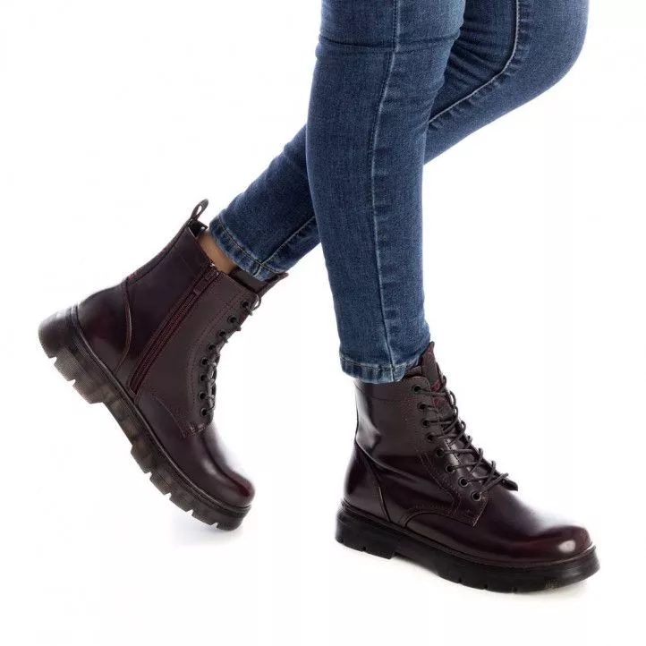 Botines planos Xti burdeos con poca plataforma y suela de goma