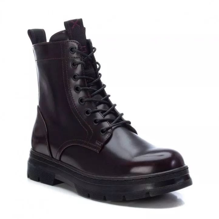 Botines planos Xti burdeos con poca plataforma y suela de goma