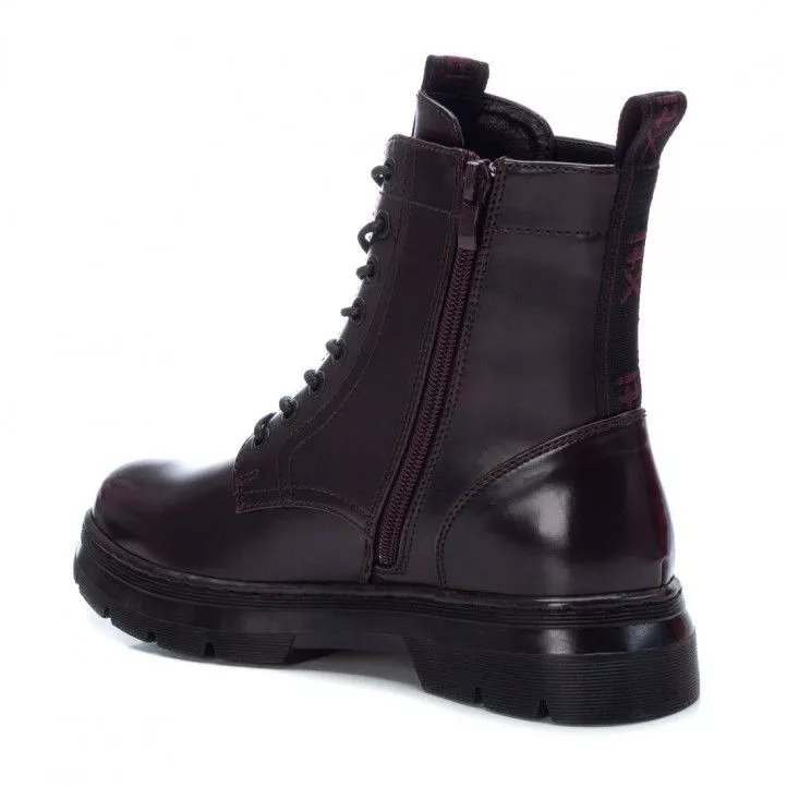 Botines planos Xti burdeos con poca plataforma y suela de goma