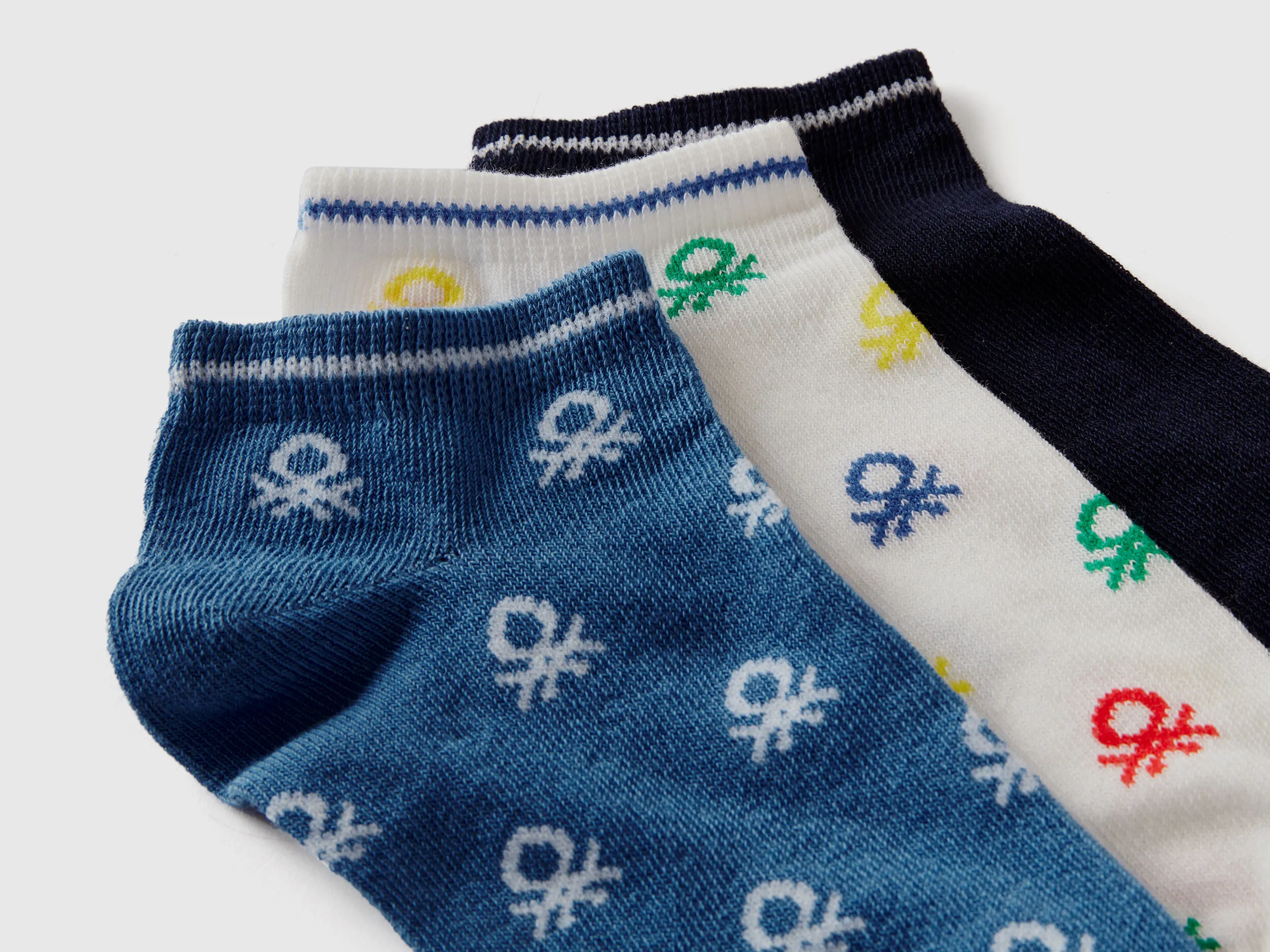 Calcetines cortos blancos, azules y azul oscuro