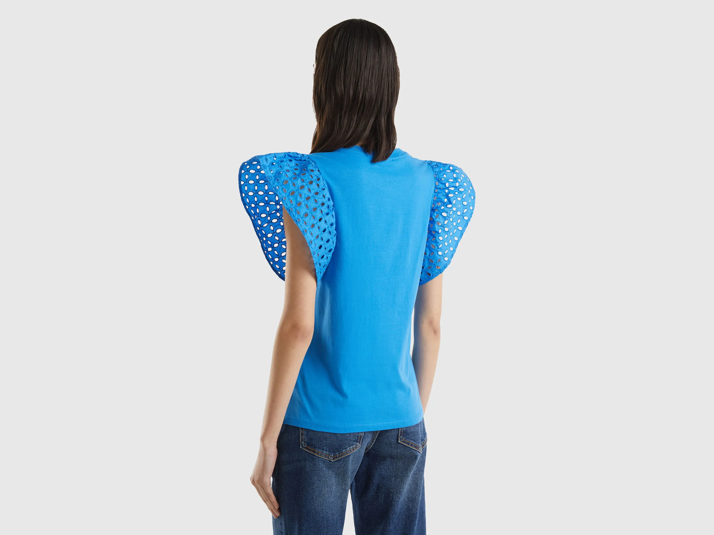 Camiseta con mangas de volantes