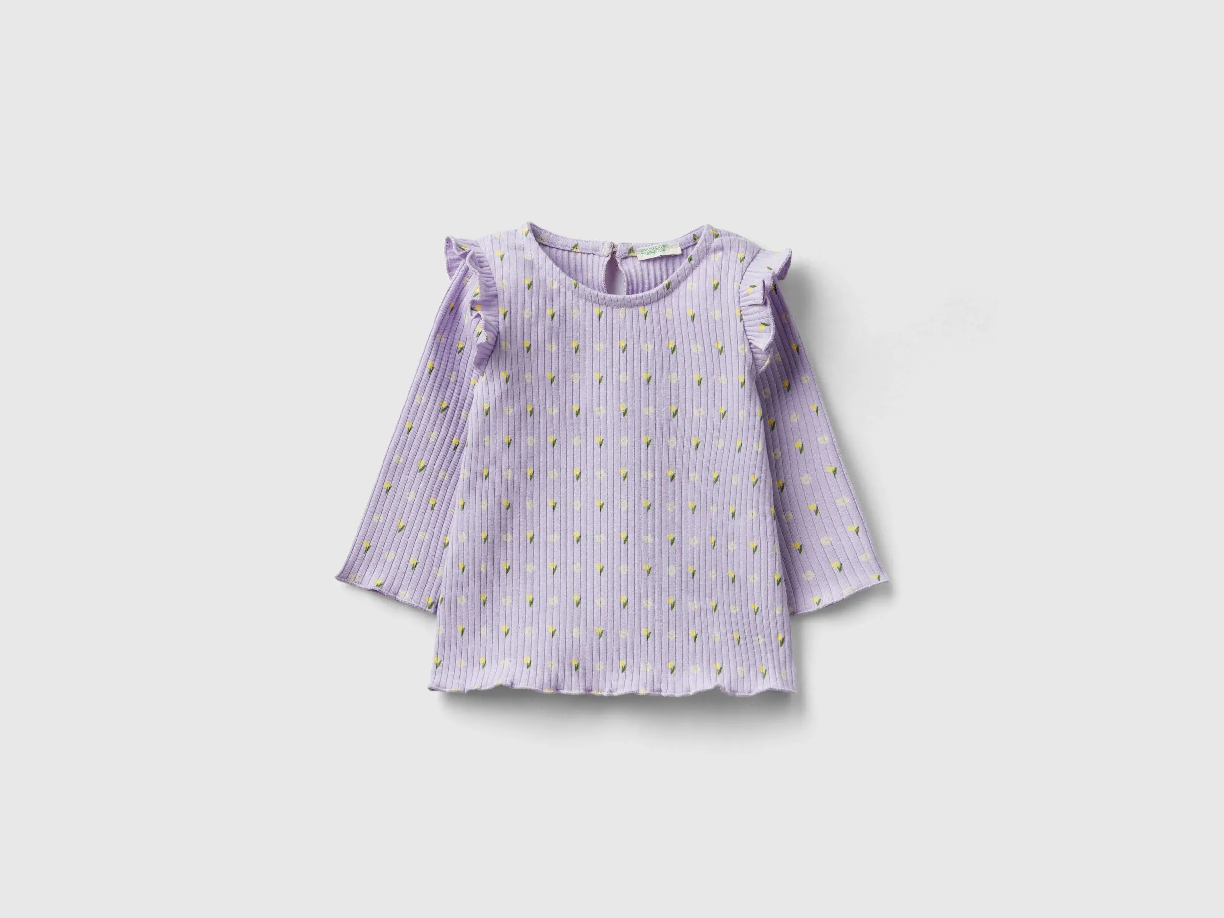 Camiseta con volantes y flores