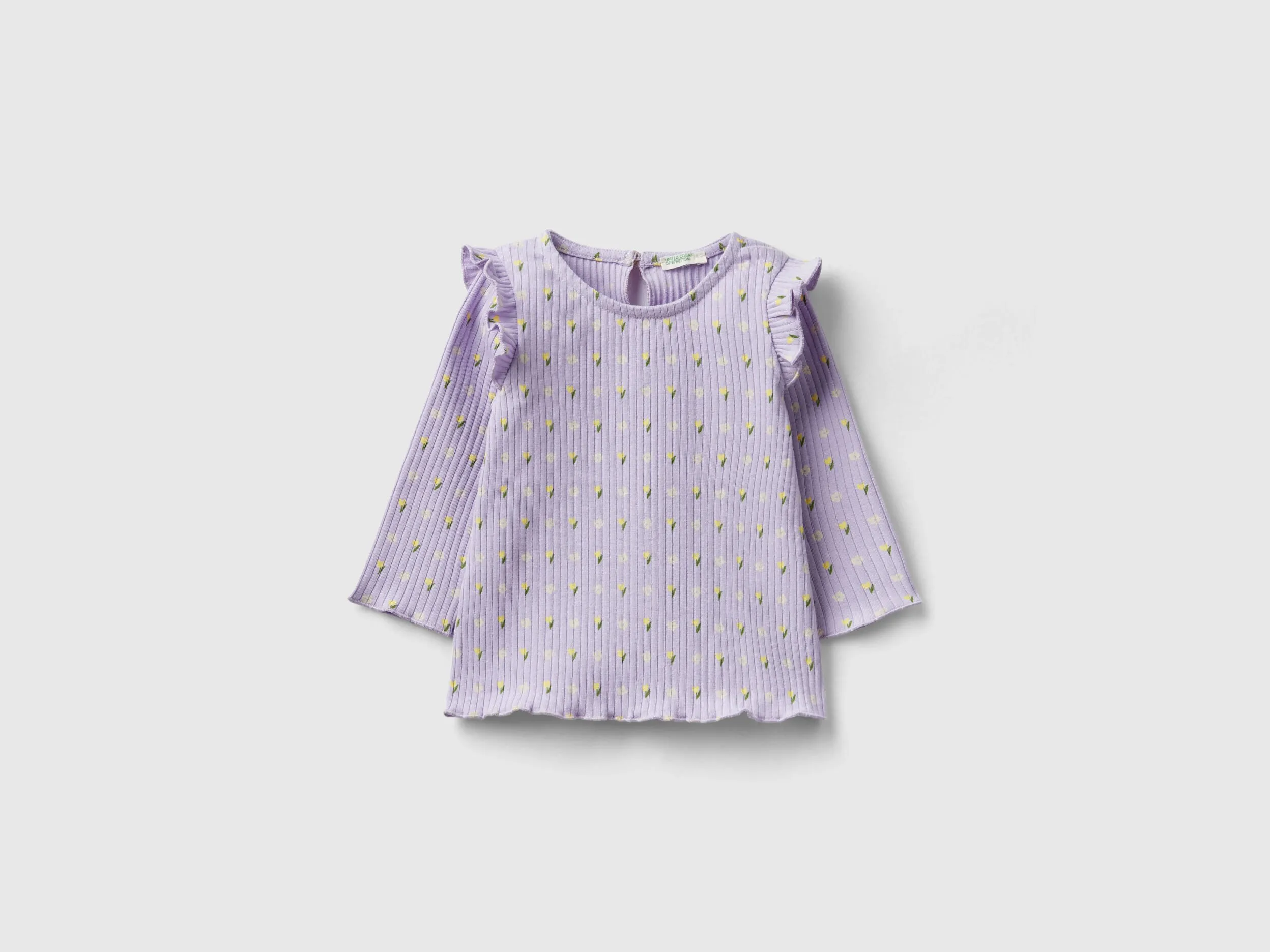 Camiseta con volantes y flores