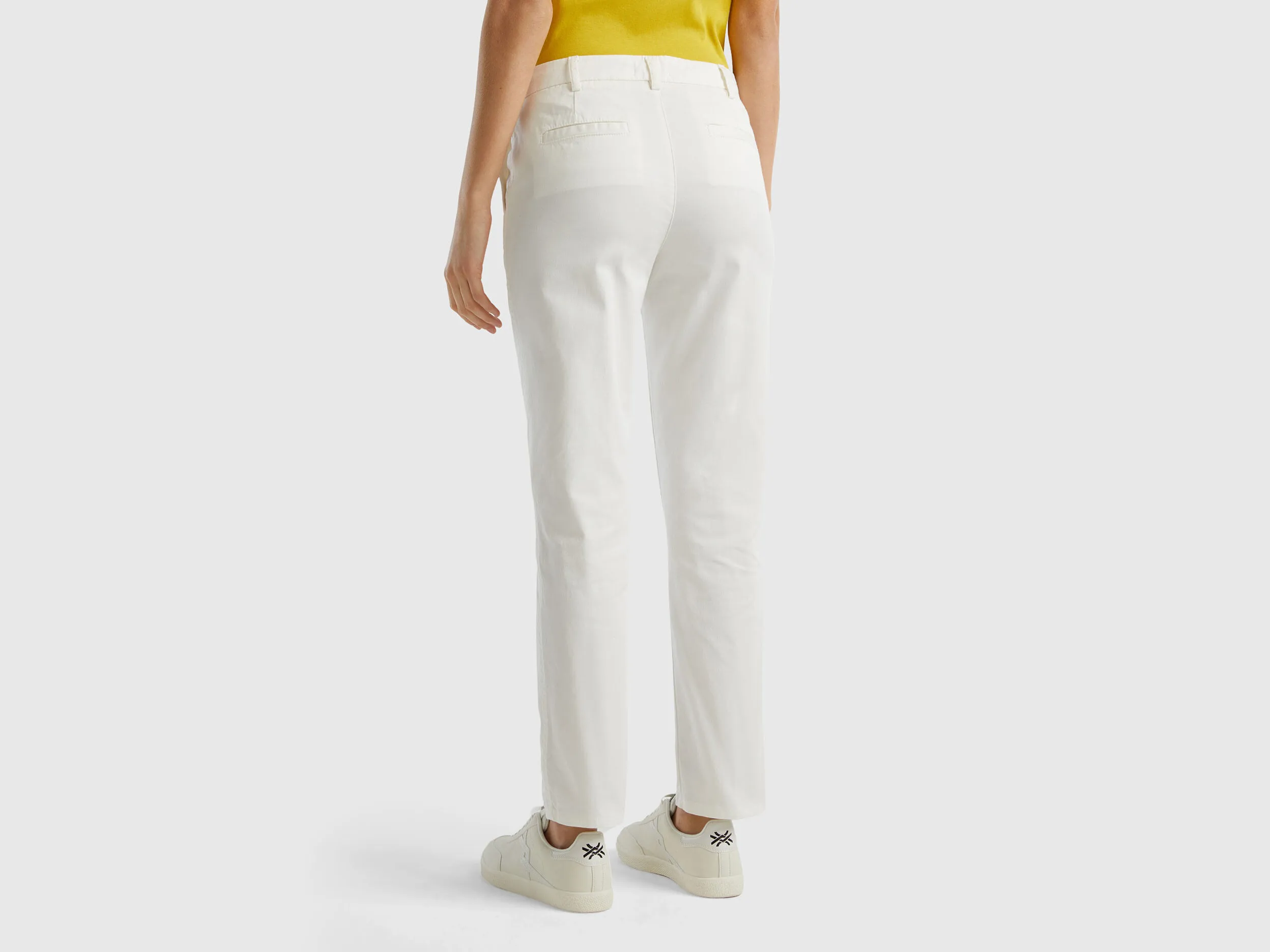 Chinos slim fit de algodón blanco crema