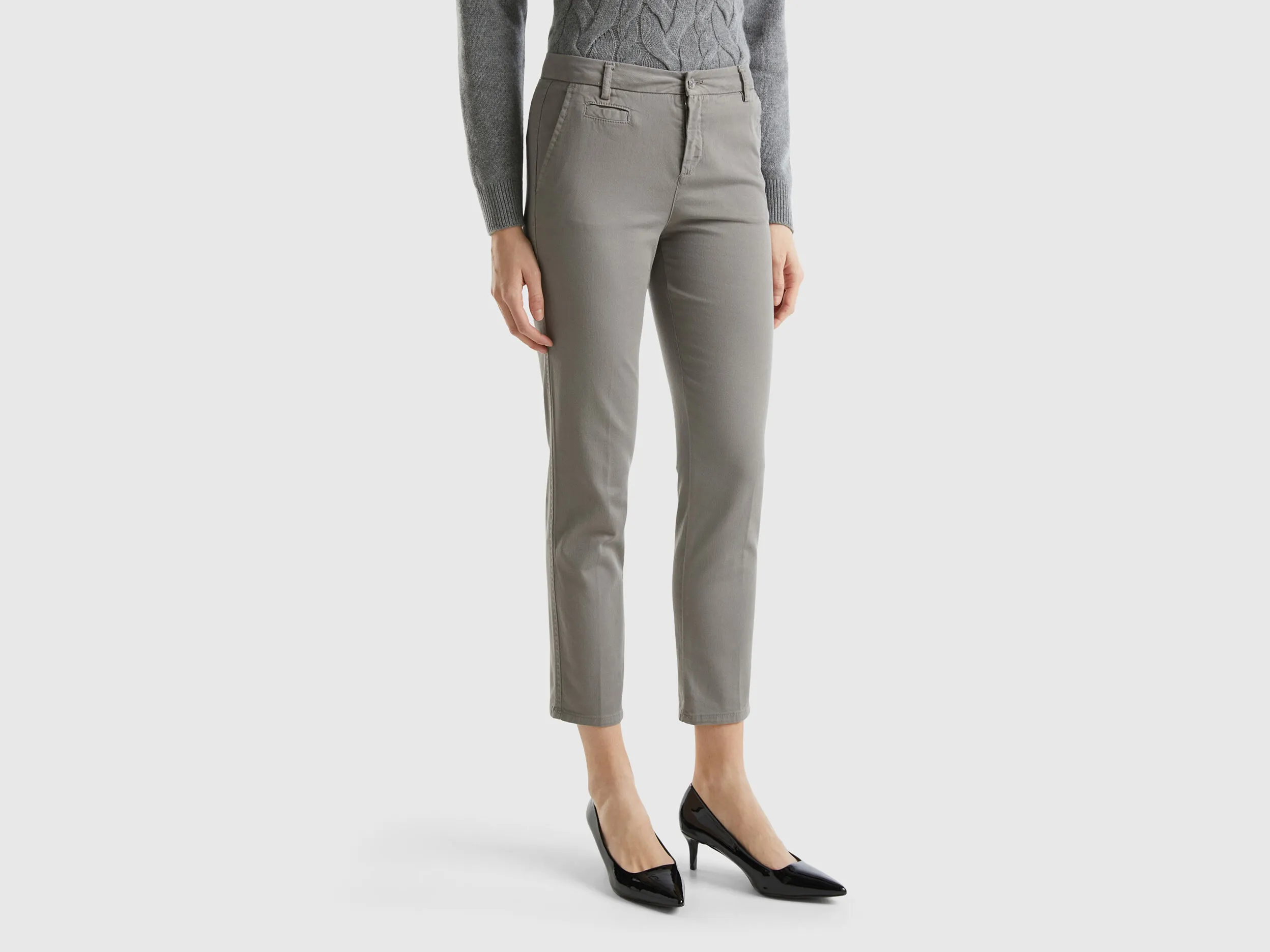 Chinos slim fit de algodón gris