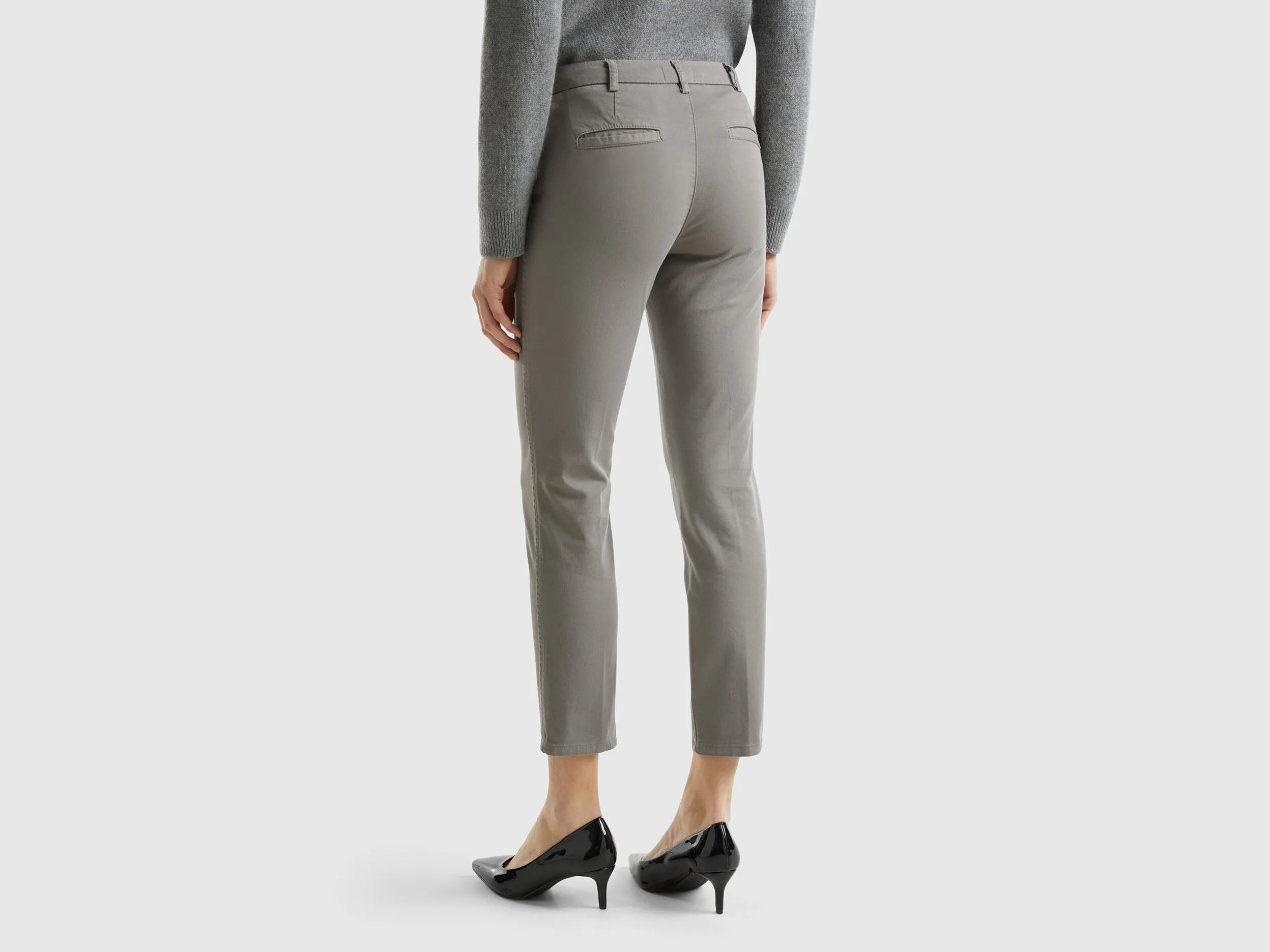 Chinos slim fit de algodón gris