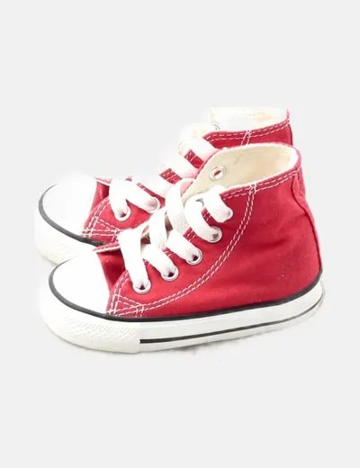Converse Deportiva roja detalle puntera