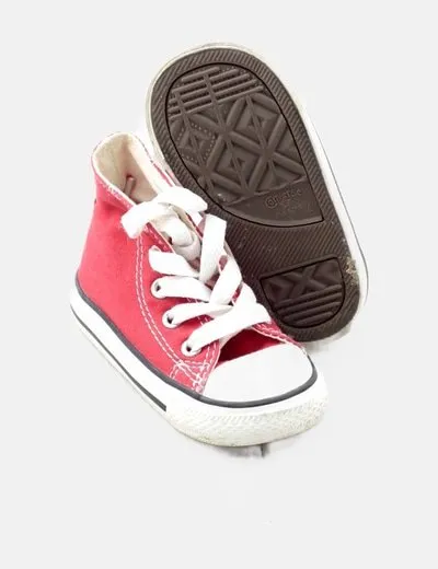 Converse Deportiva roja detalle puntera