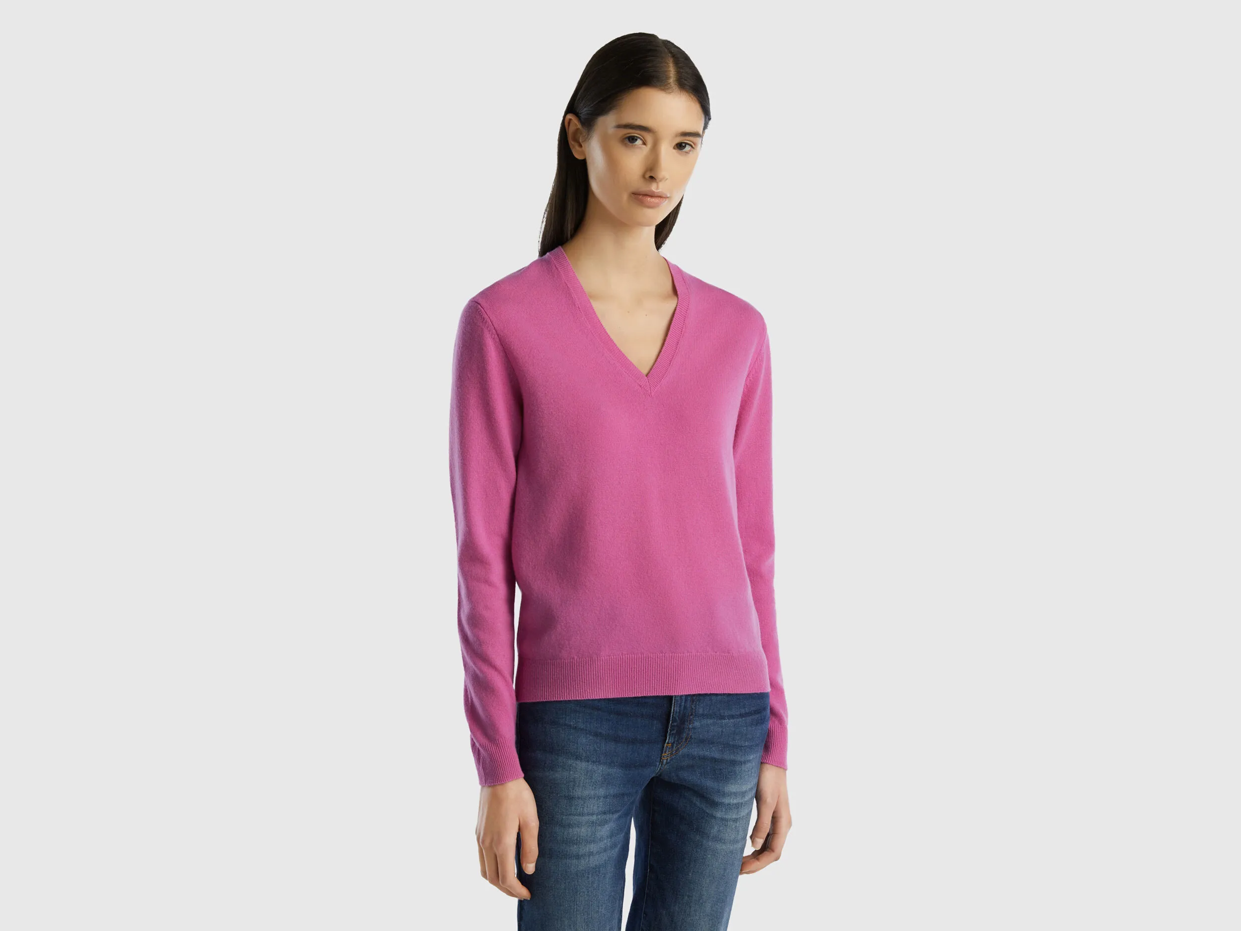 Jersey con escote de pico rosa oscuro de pura lana merina