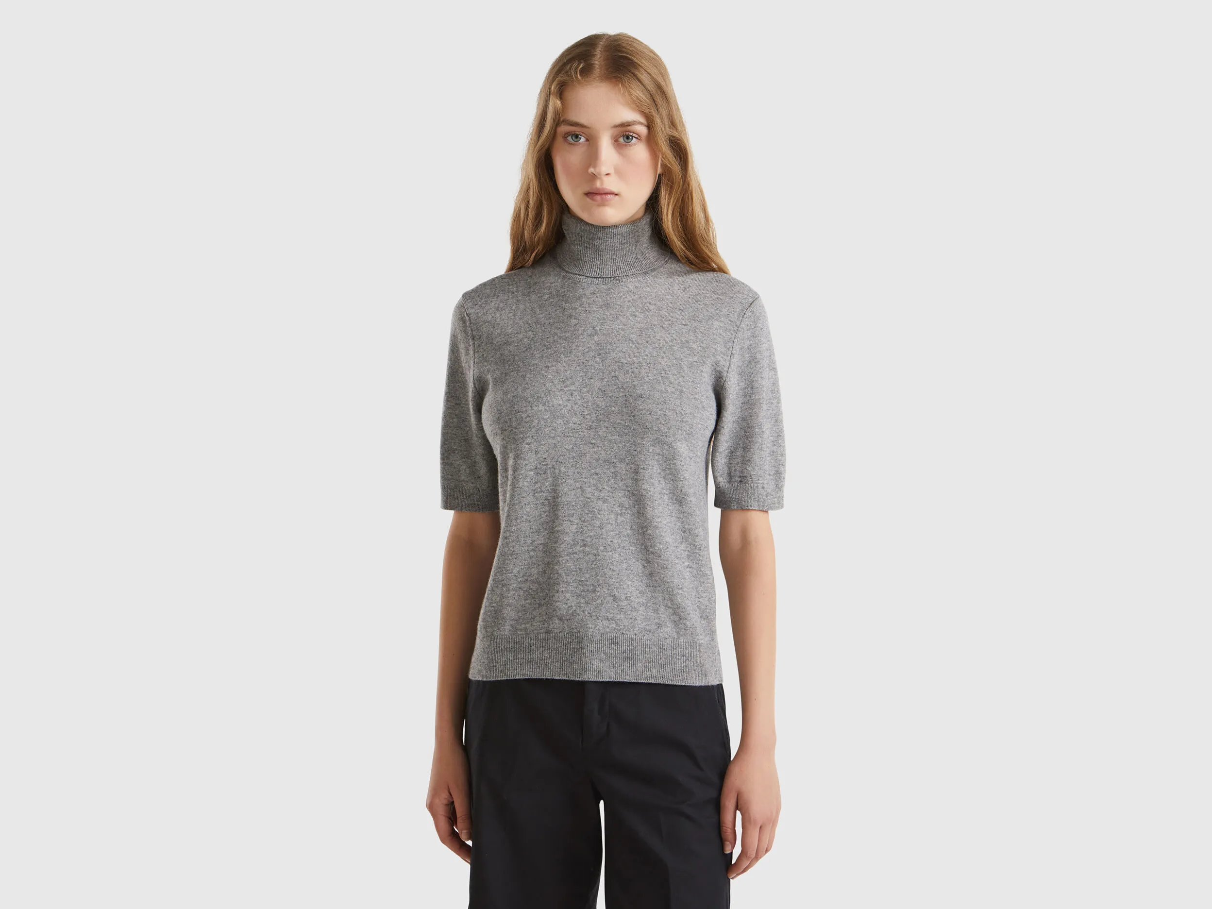 Jersey cuello alto gris de manga corta en mezcla de cachemira