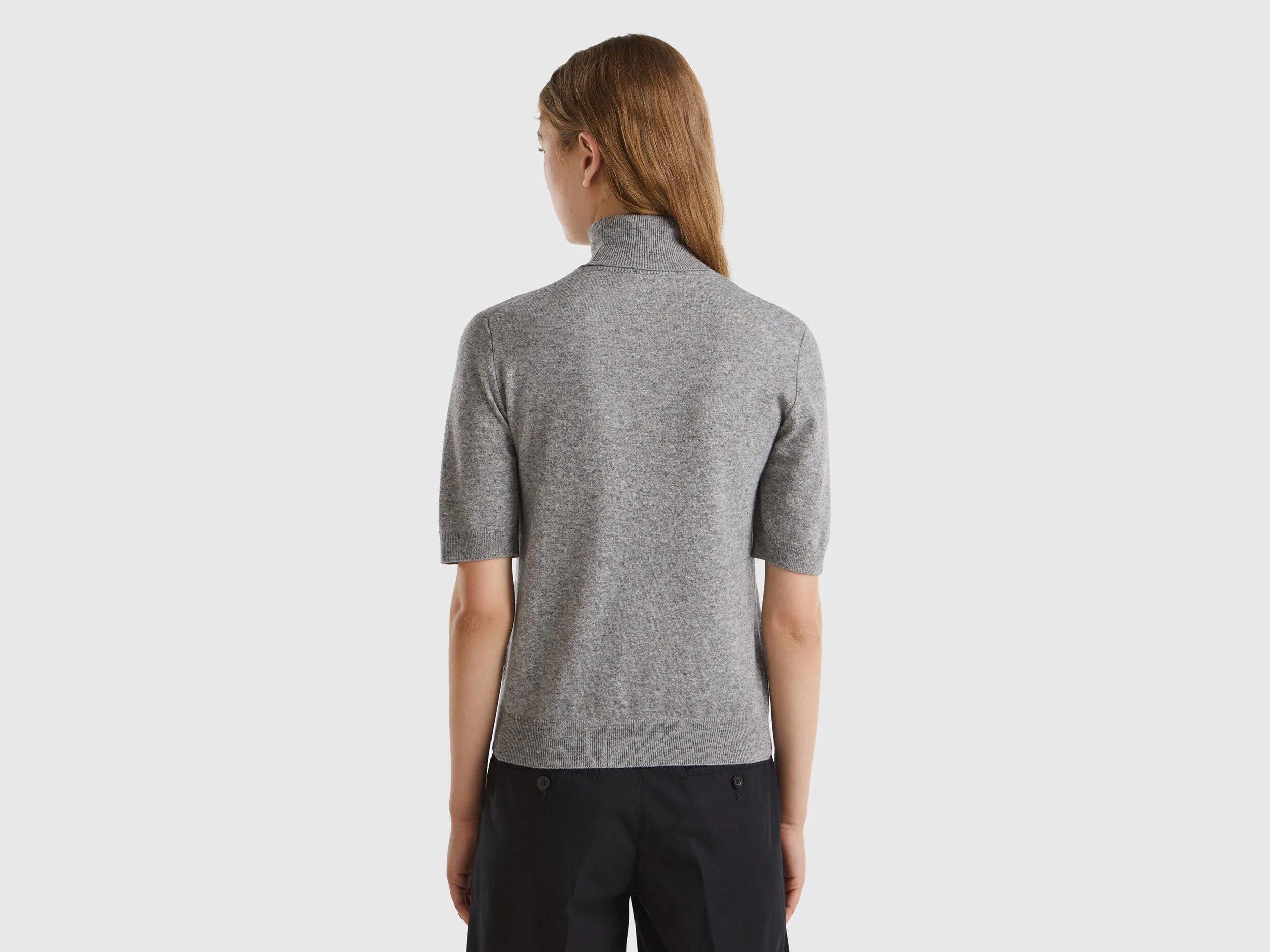 Jersey cuello alto gris de manga corta en mezcla de cachemira
