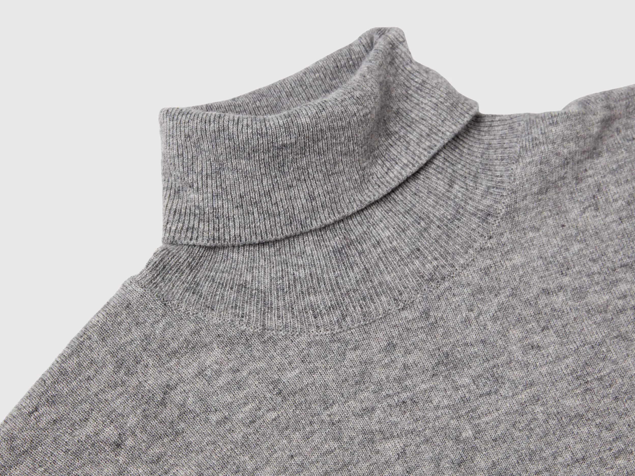 Jersey cuello alto gris de manga corta en mezcla de cachemira