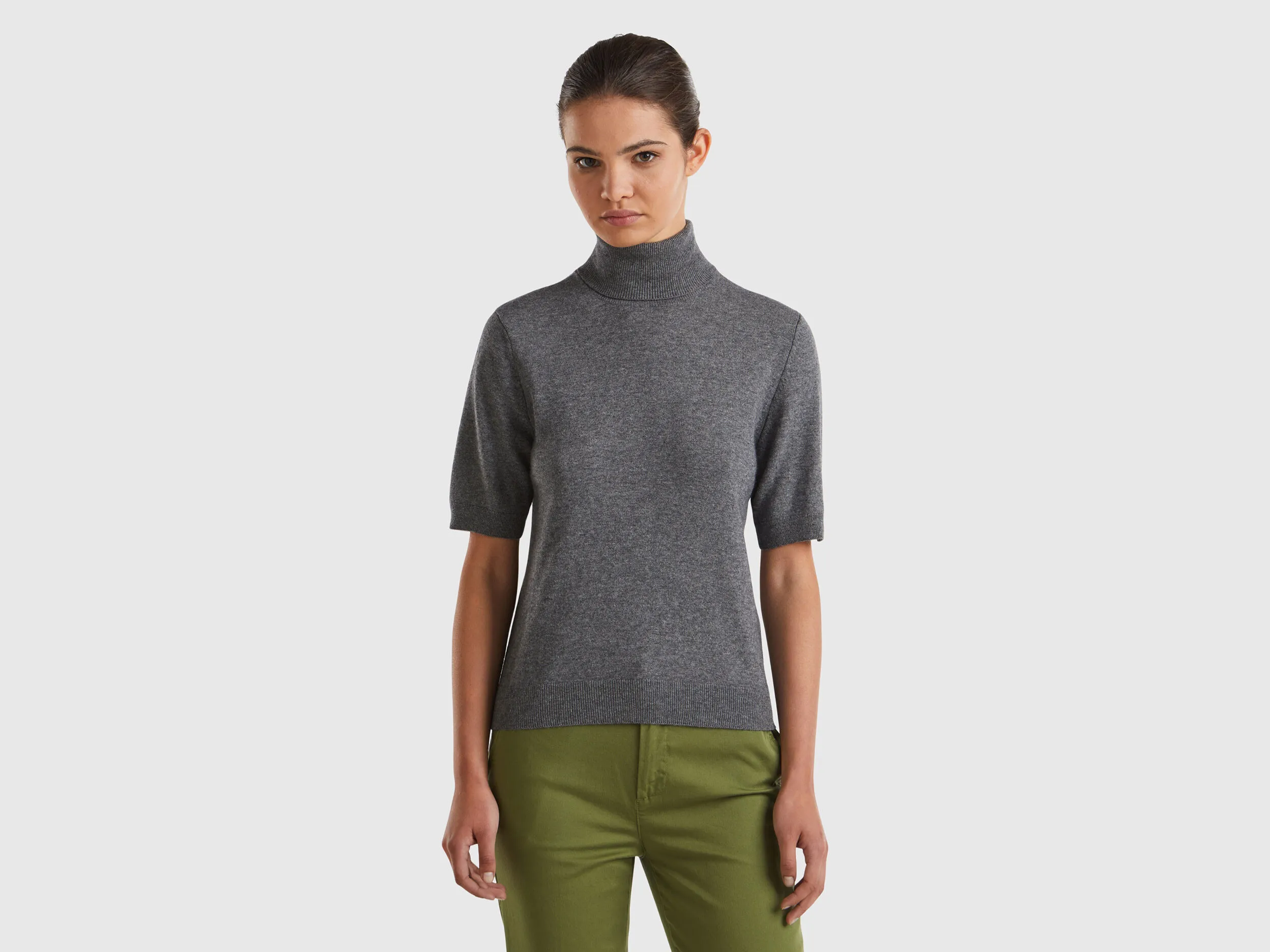Jersey cuello alto gris oscuro de manga corta en mezcla de cachemira