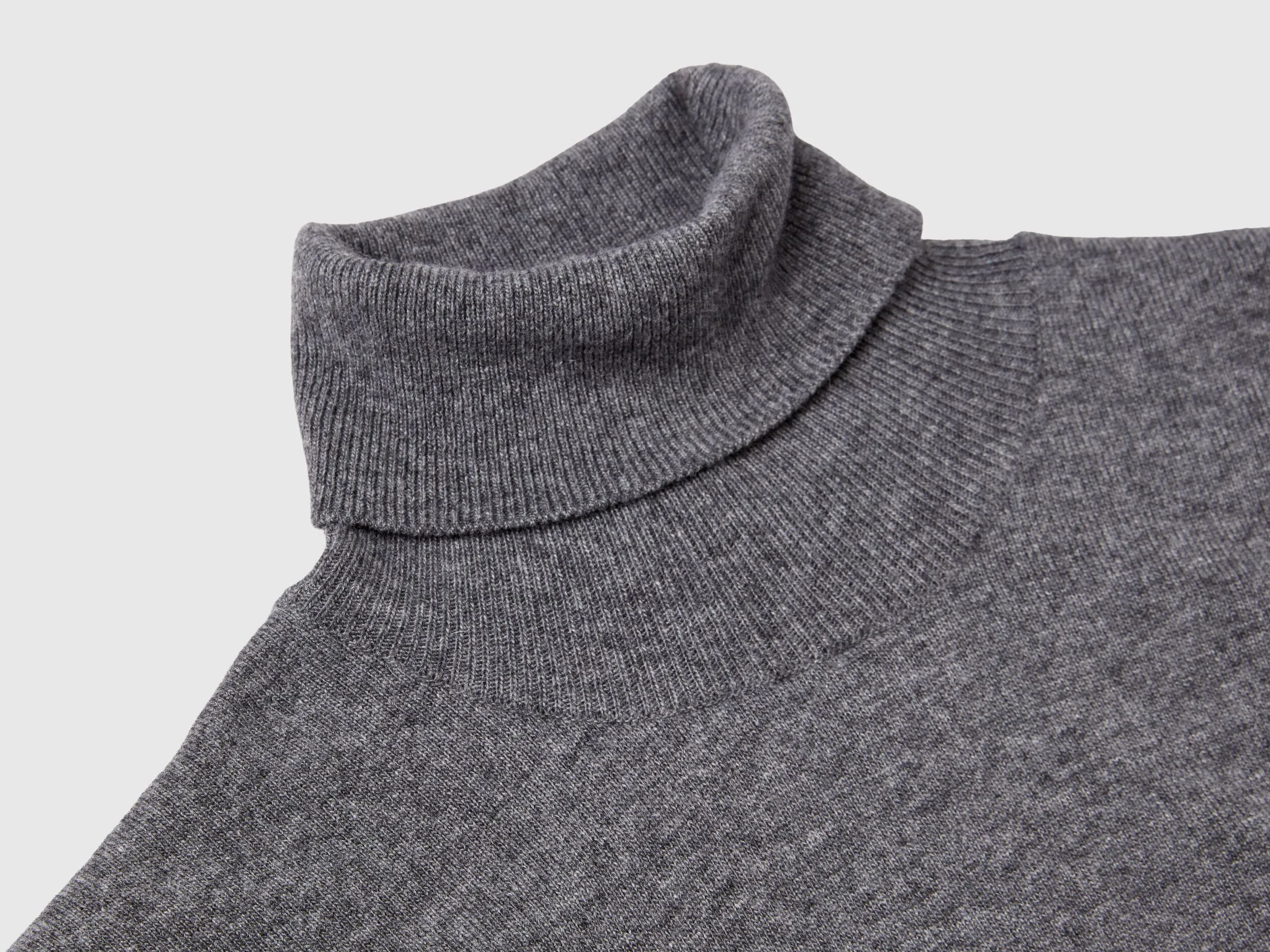 Jersey cuello alto gris oscuro de manga corta en mezcla de cachemira