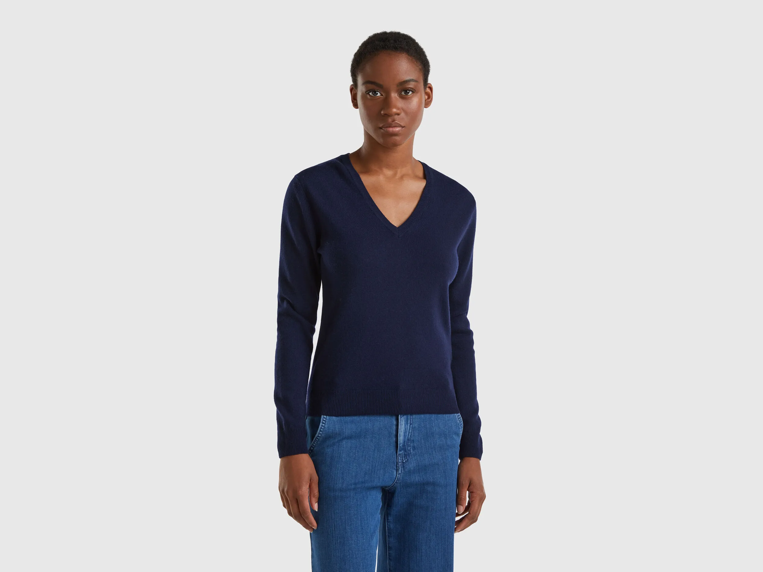 Jersey de pura lana Merina azul oscuro con escote de pico
