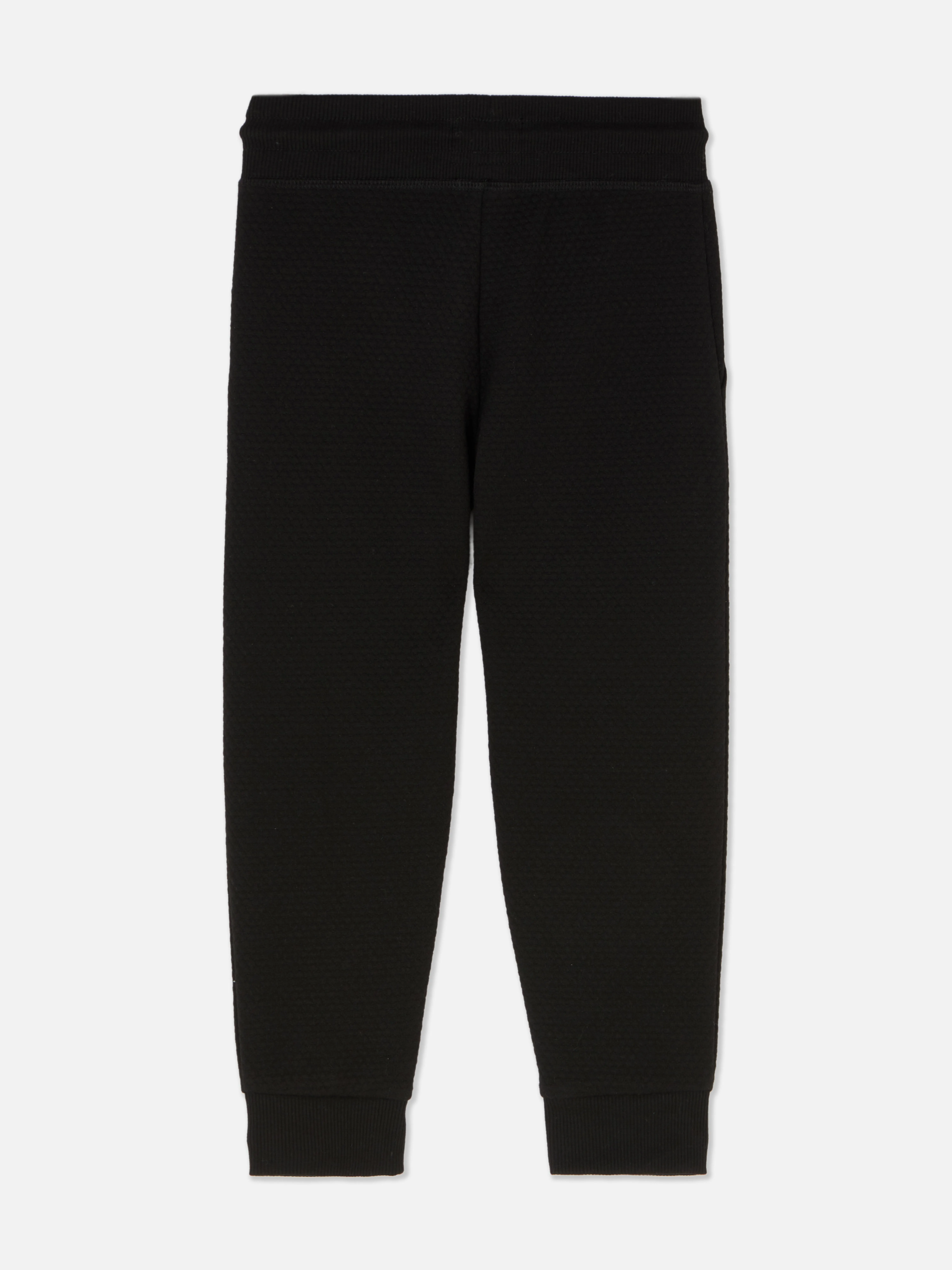 Joggers con textura y diseño geométrico