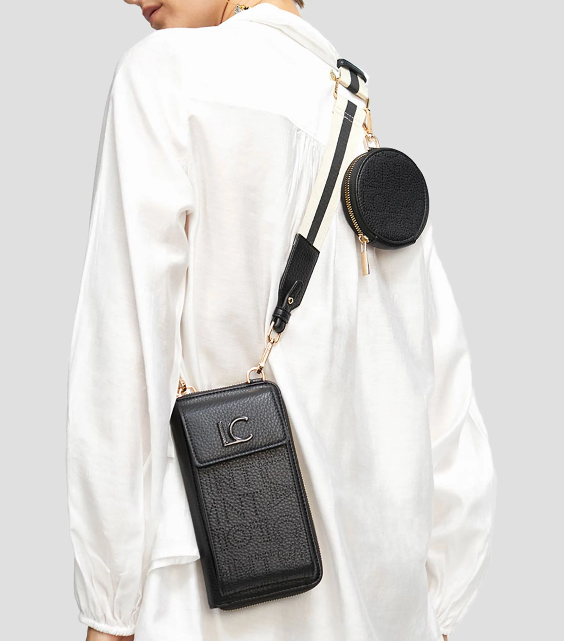 Lola Casademunt Bolso crossbody negro granulado Mujer
