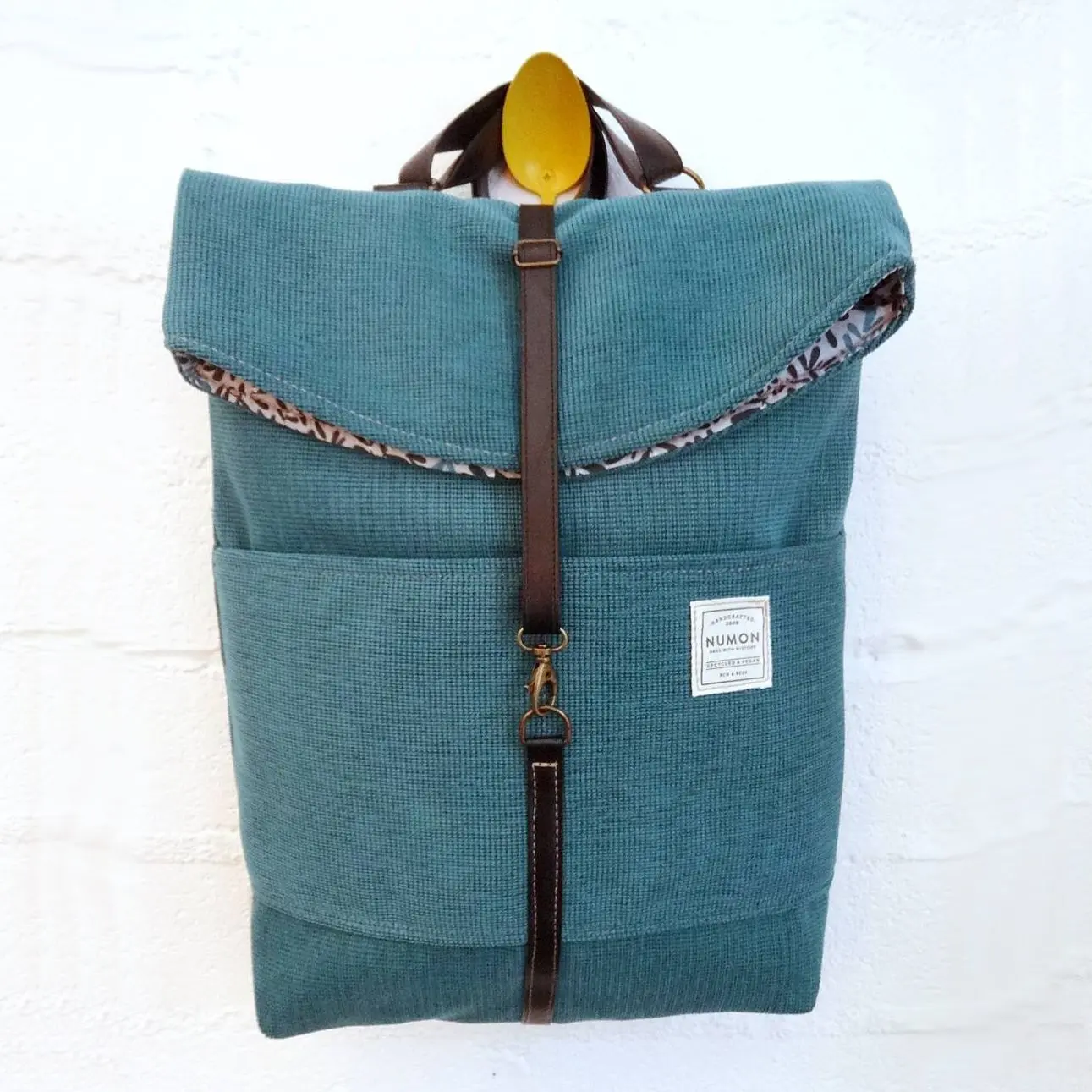 Mochila reciclada con tela azul turquesa