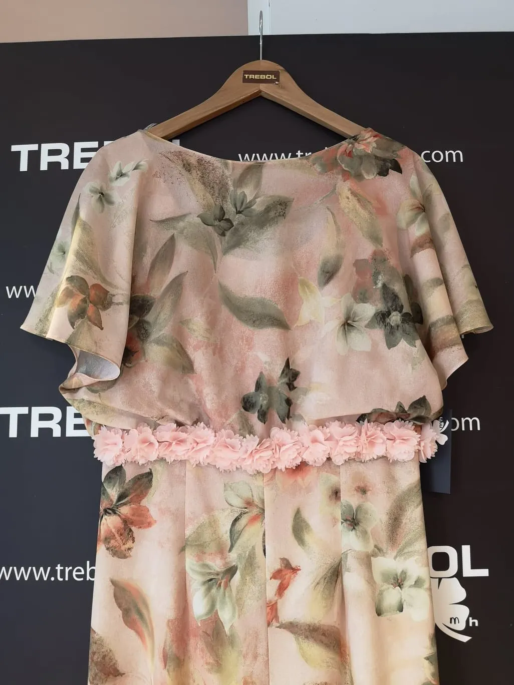 Mono con estampado discreto