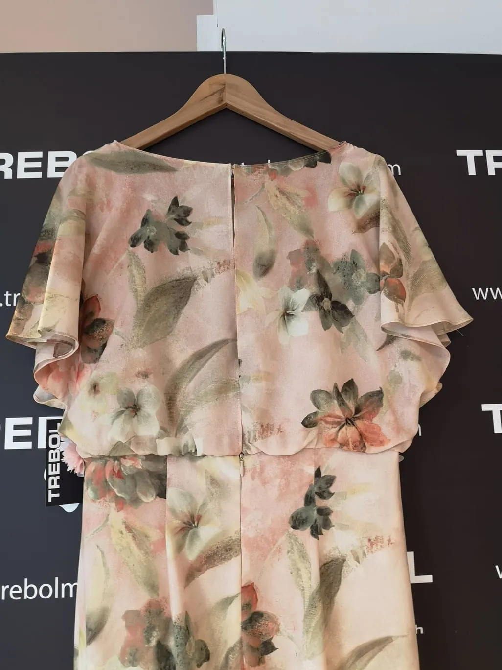 Mono con estampado discreto