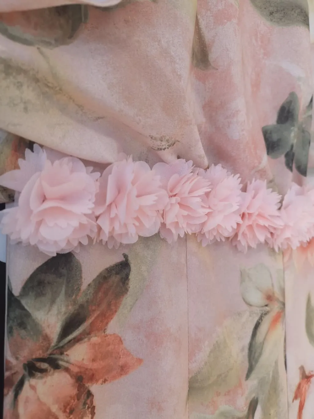 Mono con estampado discreto