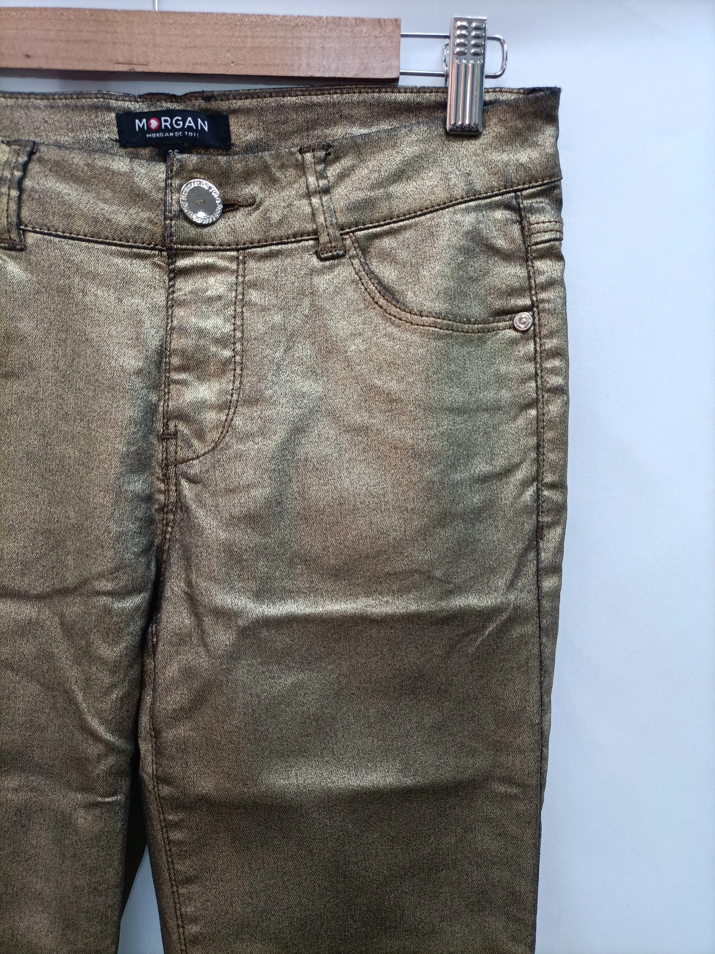 MORGAN. Pantalón encerado dorado T.36