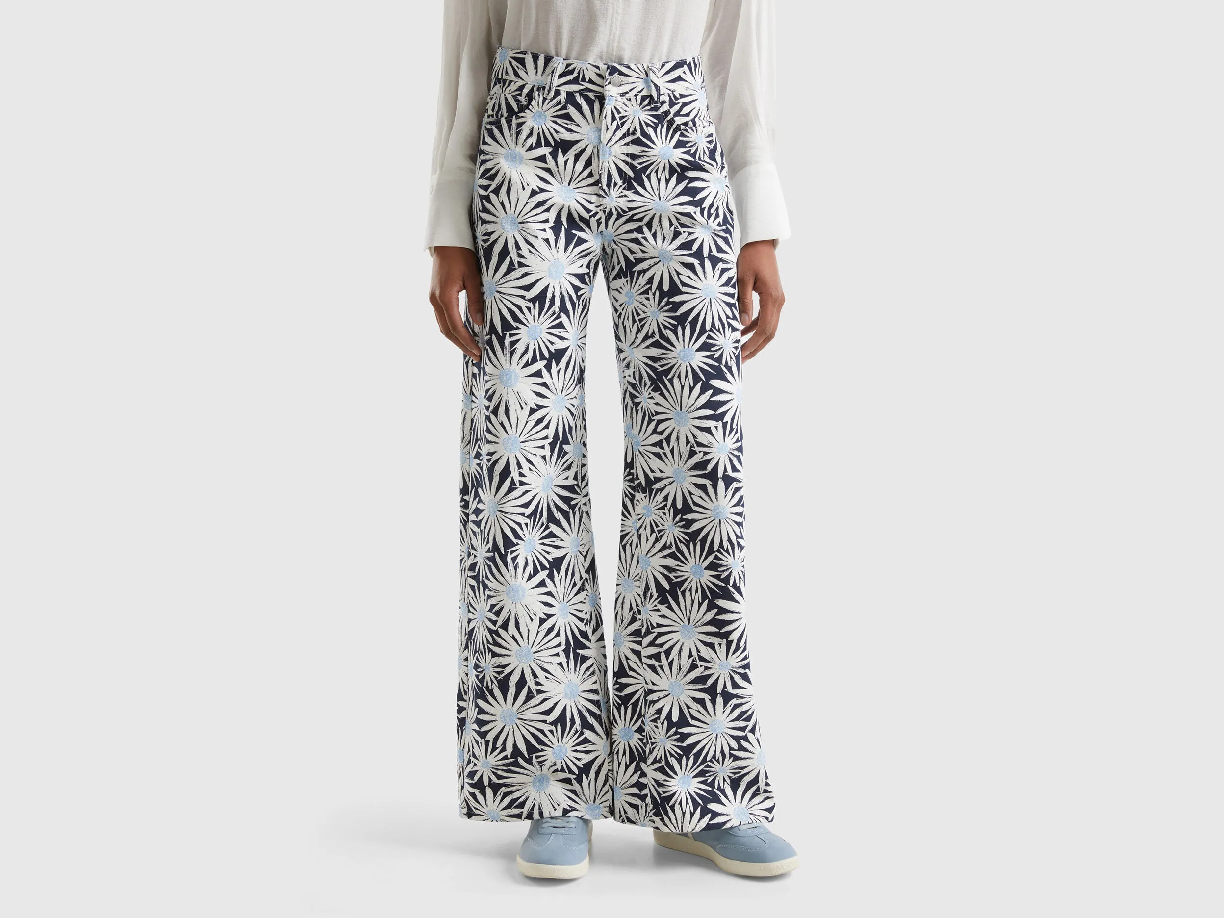 Pantalón amplio con estampado de flores