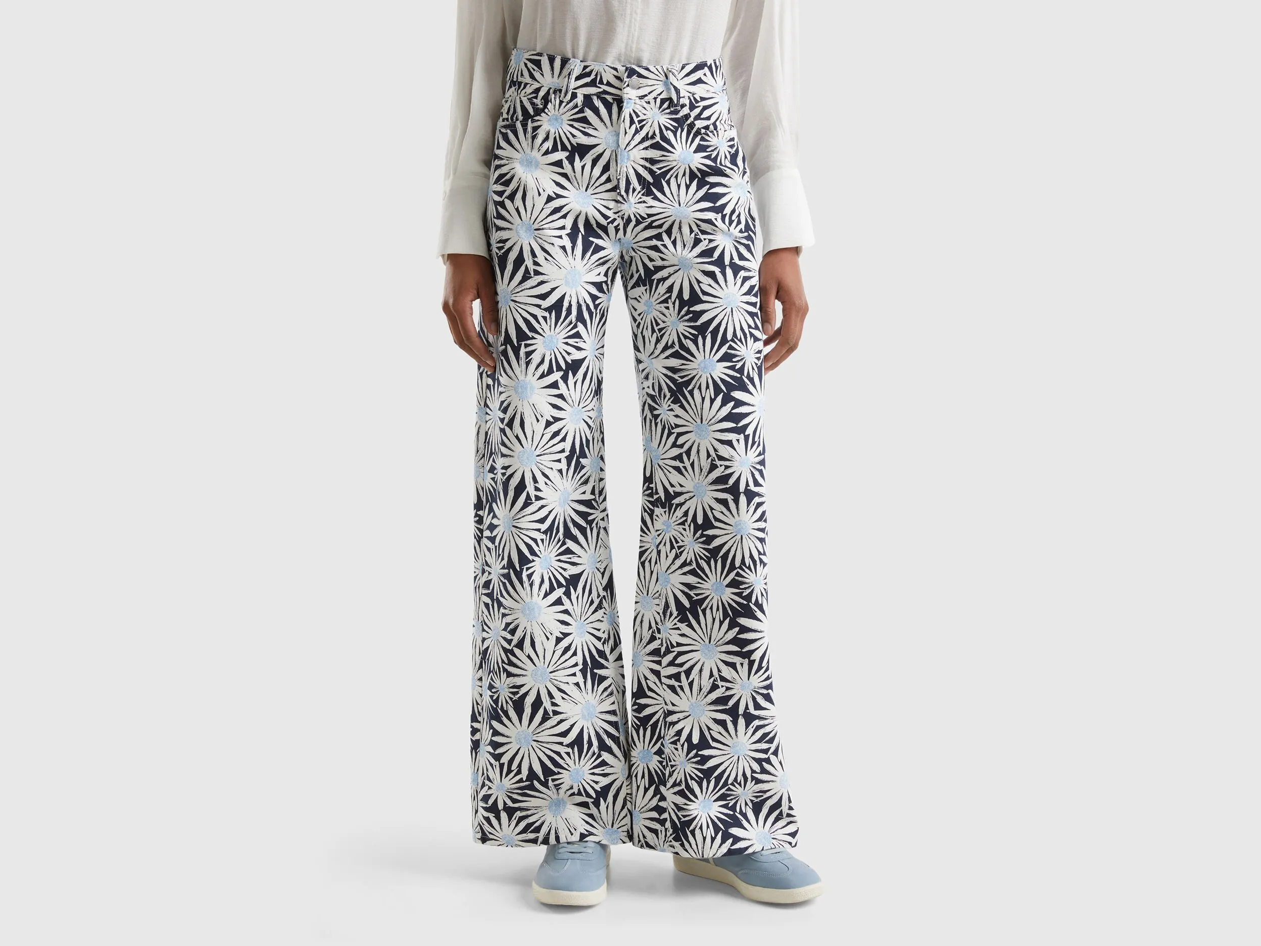 Pantalón amplio con estampado de flores