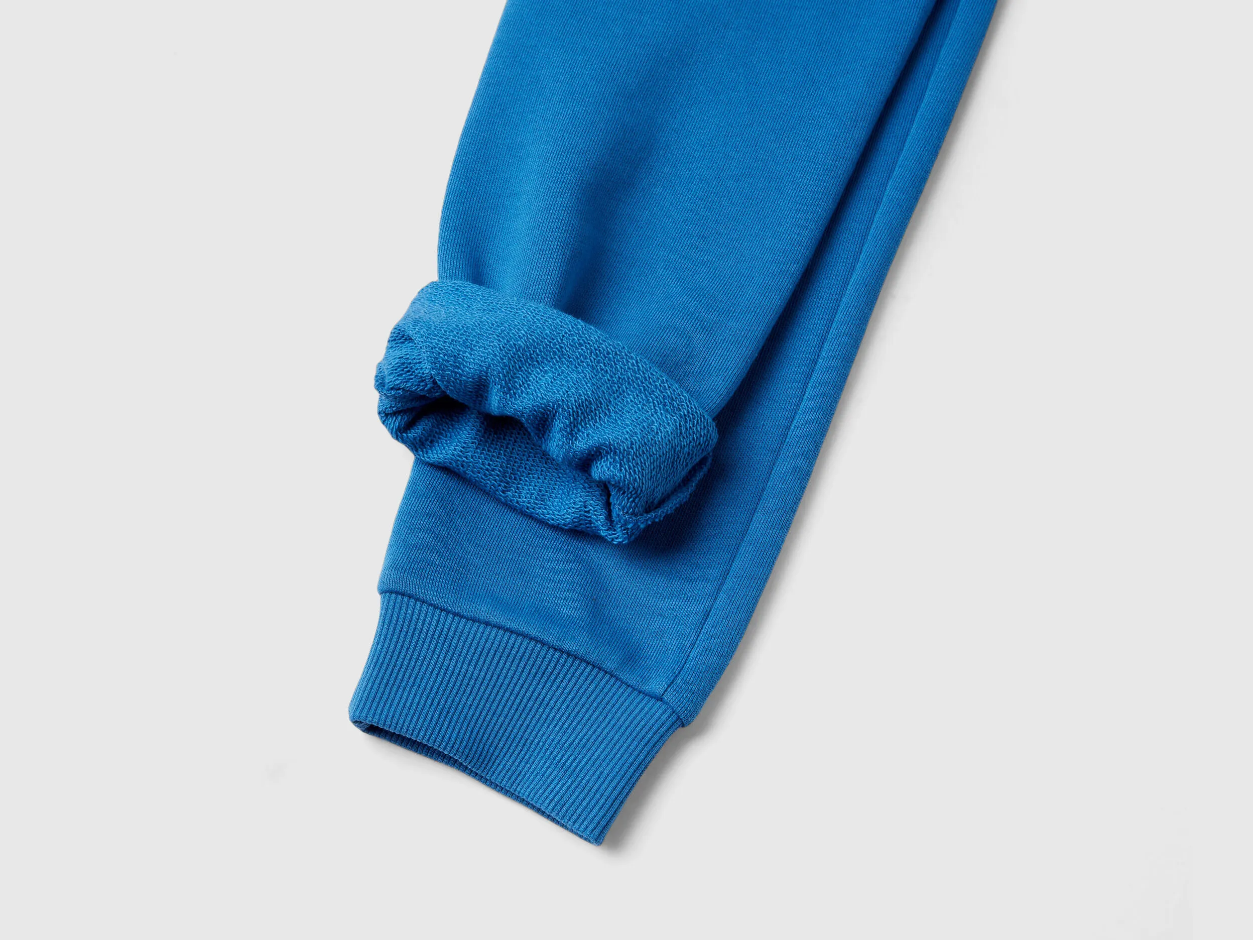 Pantalón deportivo con cordón de ajuste