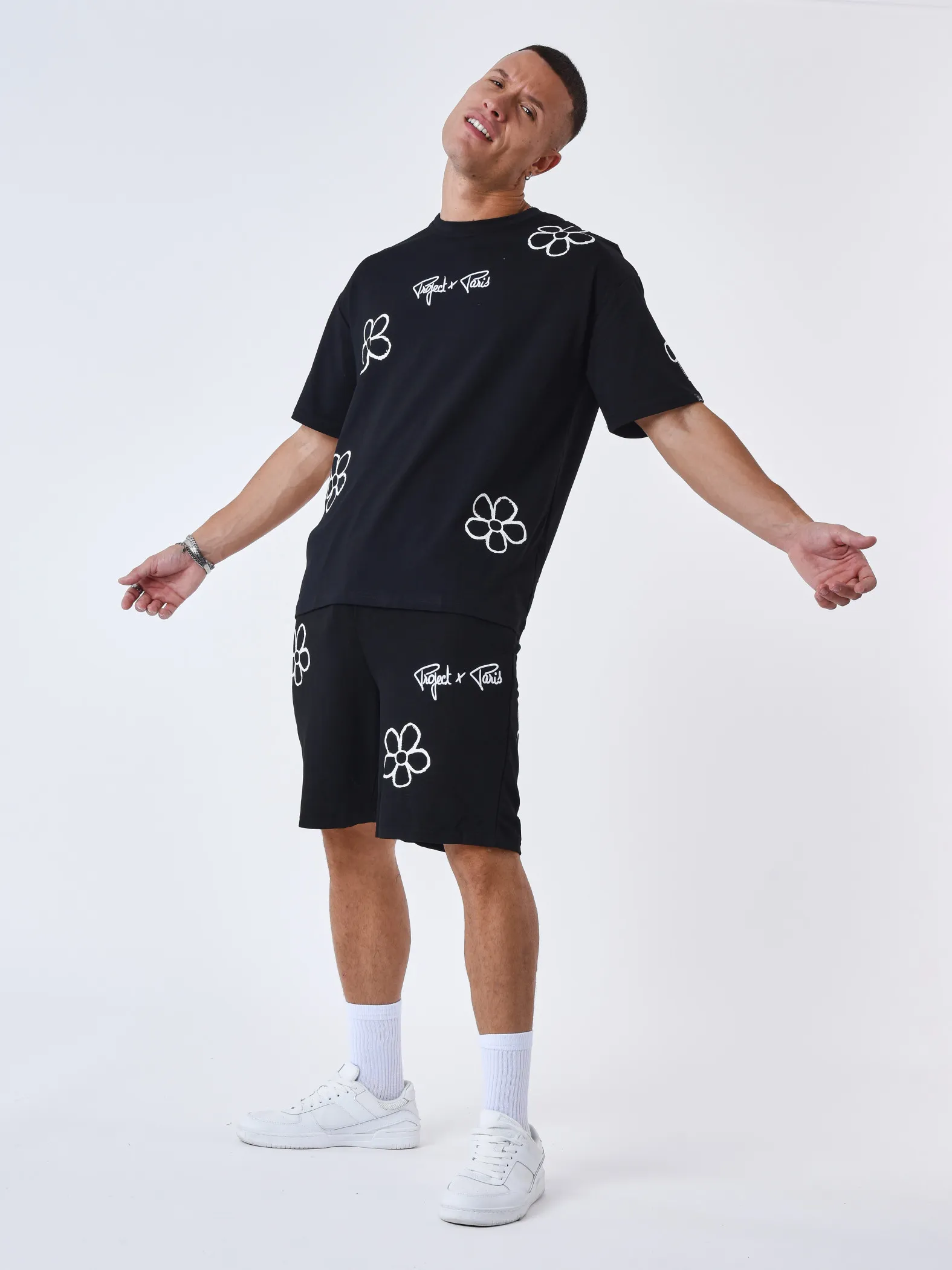 Pantalón corto con diseño floral