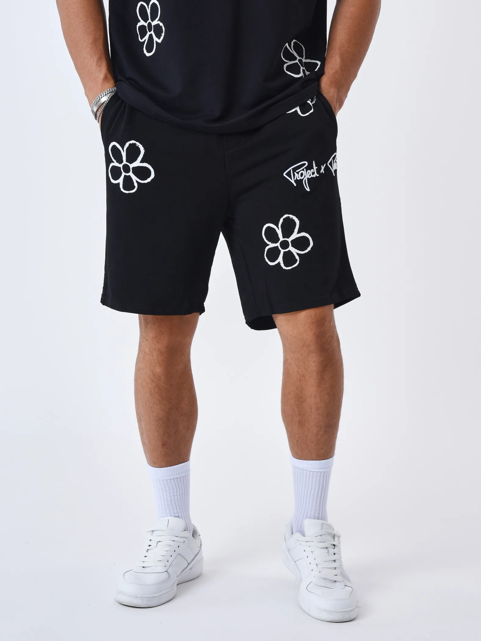 Pantalón corto con diseño floral