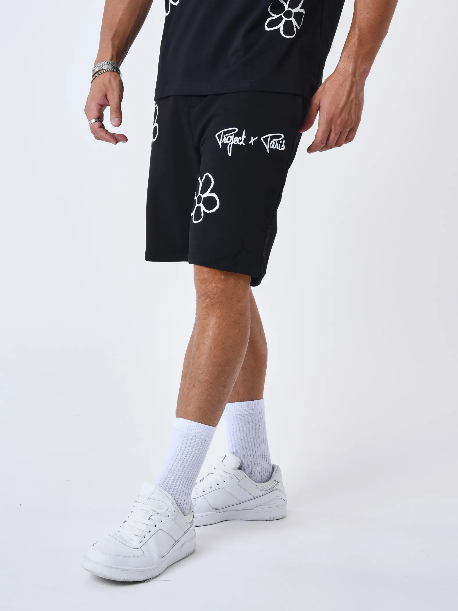Pantalón corto con diseño floral
