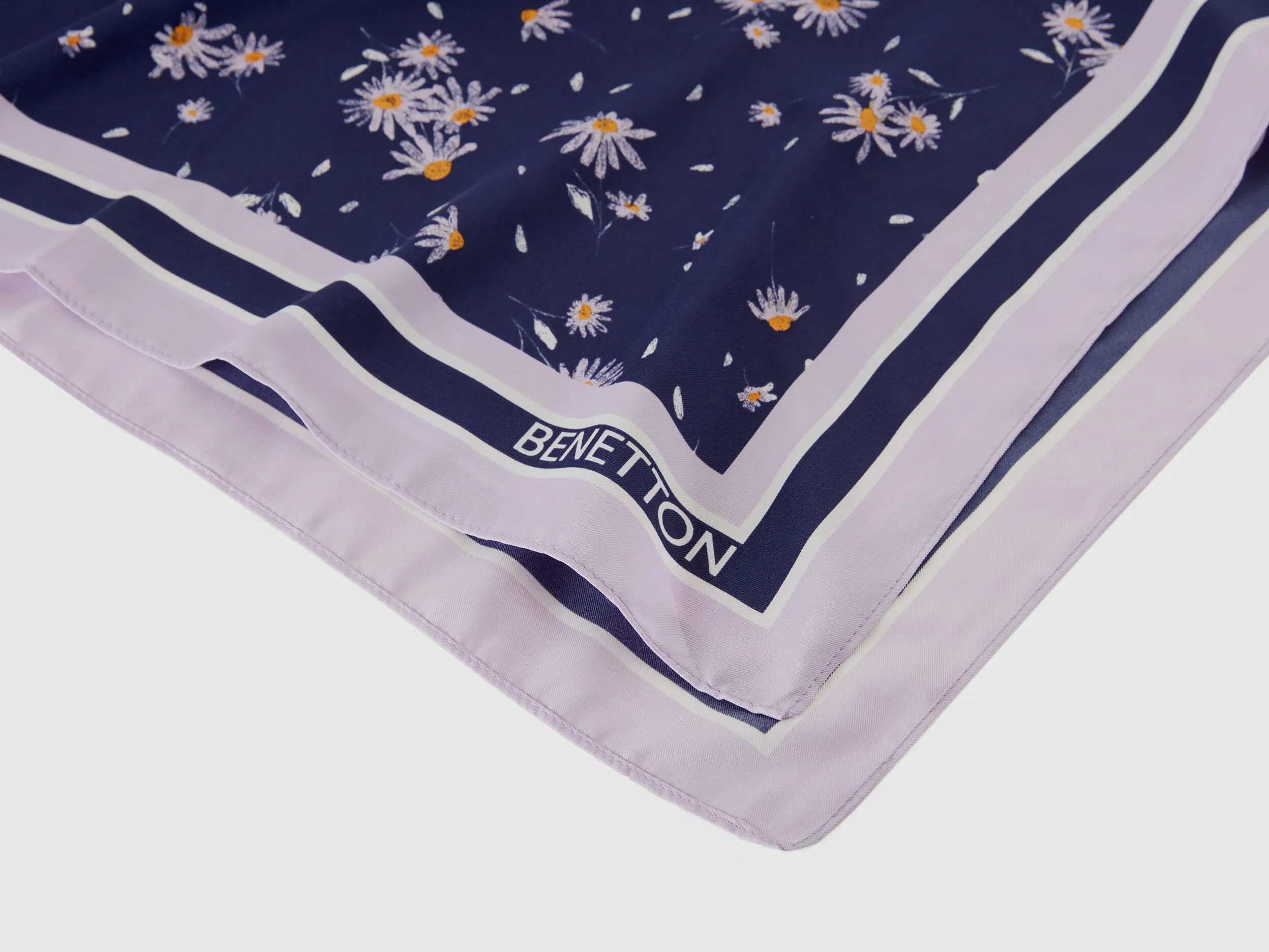 Pañuelo estampado de tejido reciclado