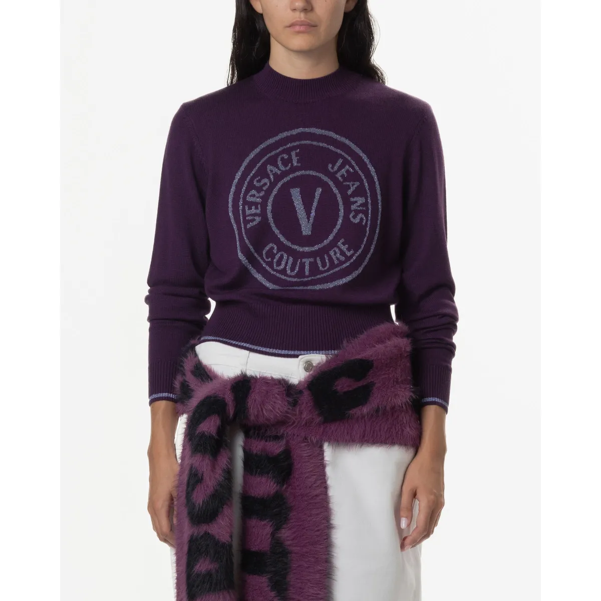 Suéter corto Versace Jeans Couture 77HAFM21 Morado