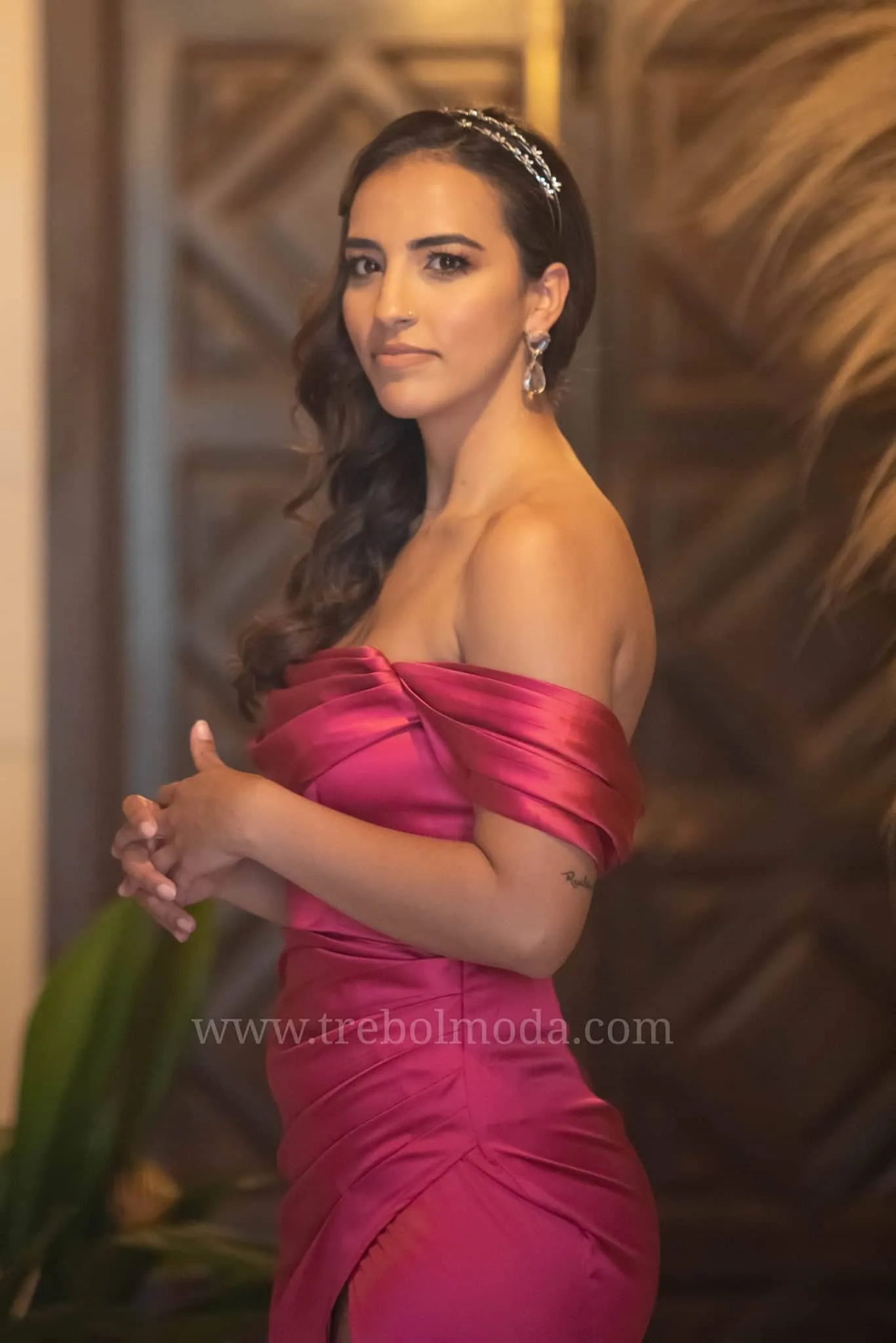 Vestido satinado cuello barco