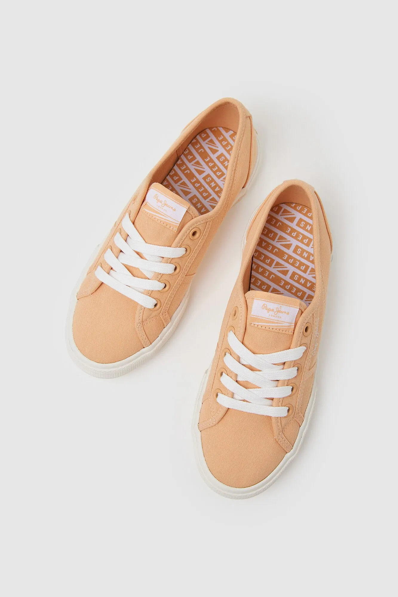 Zapatillas clásicas en lona.